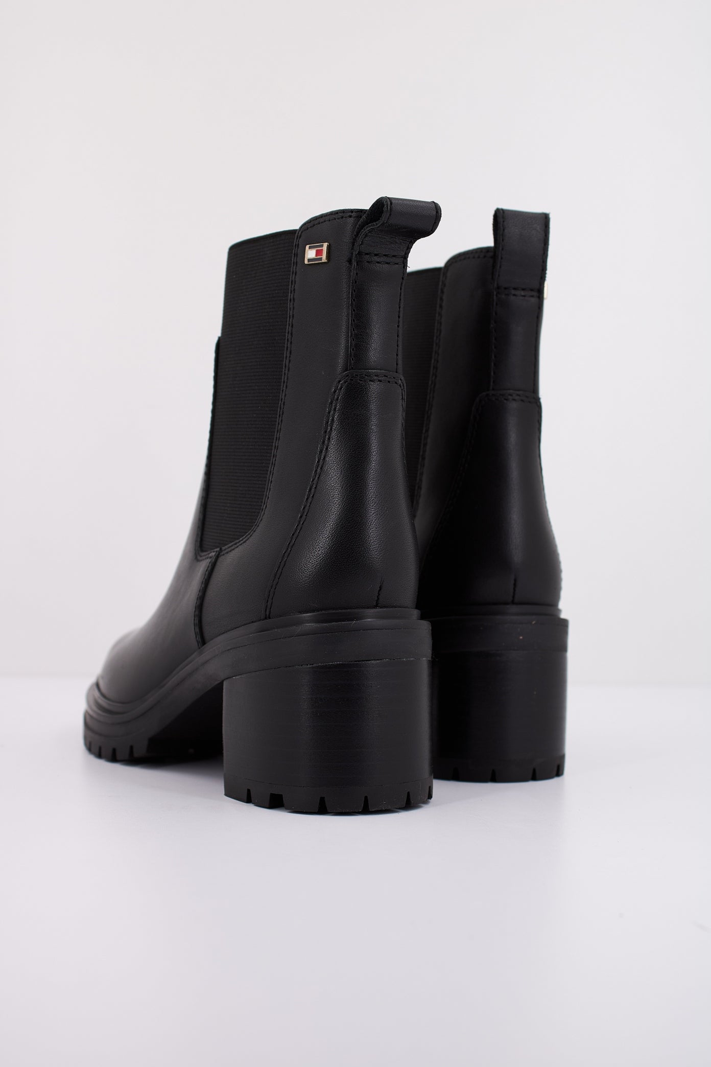 TOMMY HILFIGER FLAG MID HEEL LEATHER CH en color NEGRO (4)