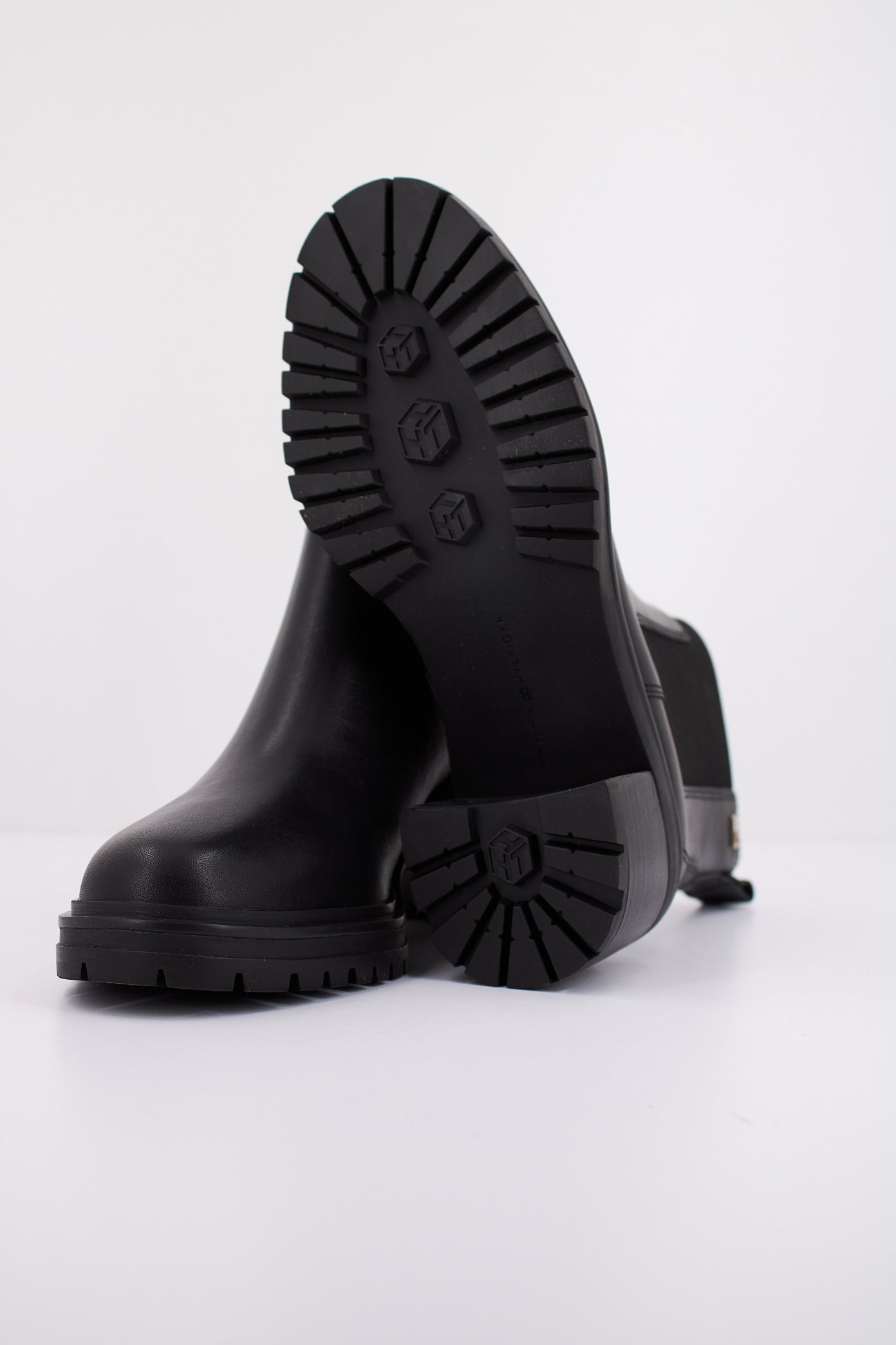 TOMMY HILFIGER FLAG MID HEEL LEATHER CH en color NEGRO (5)