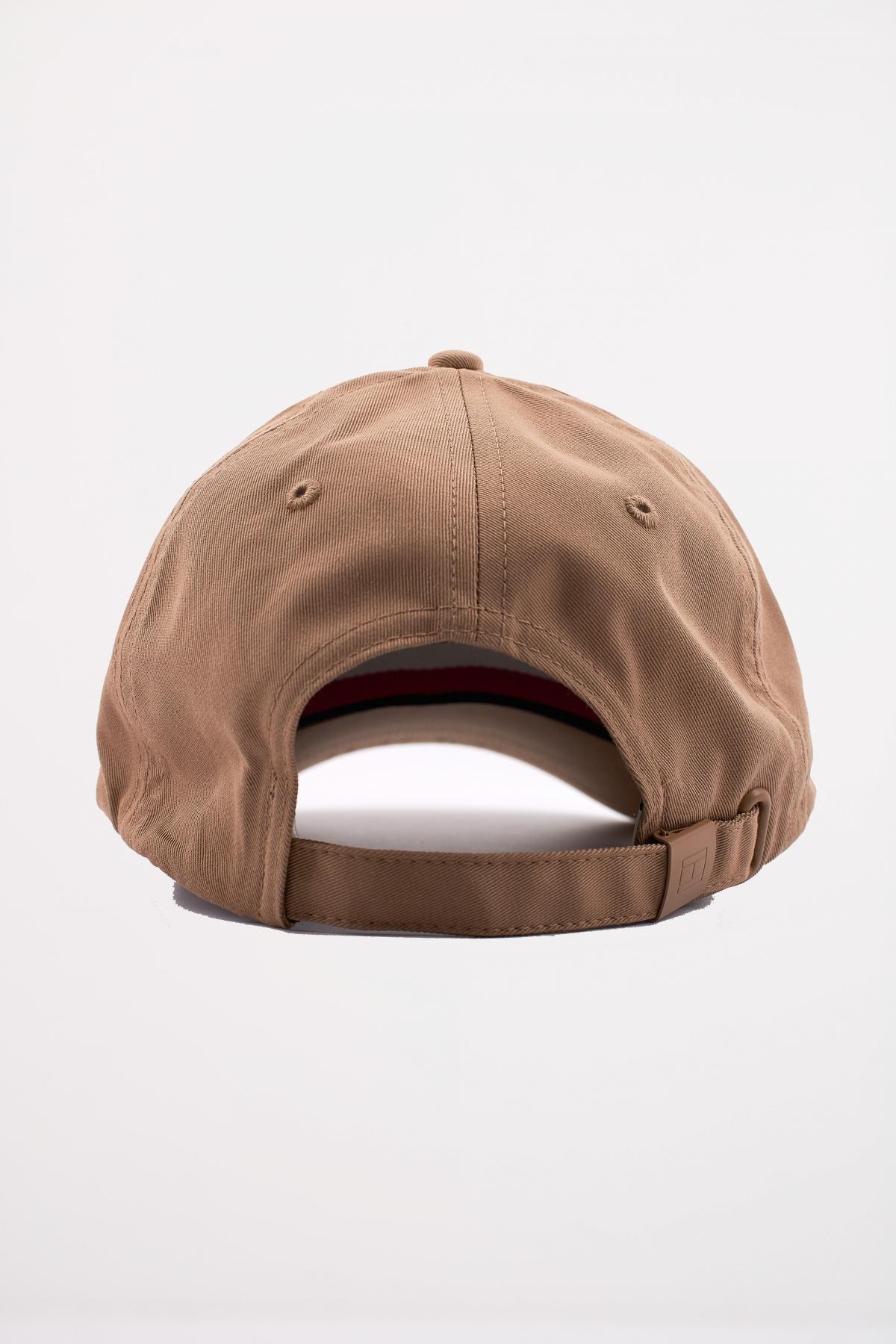 TOMMY HILFIGER ESSENTIAL FLAG CAP en color MARRON CLARO (3)