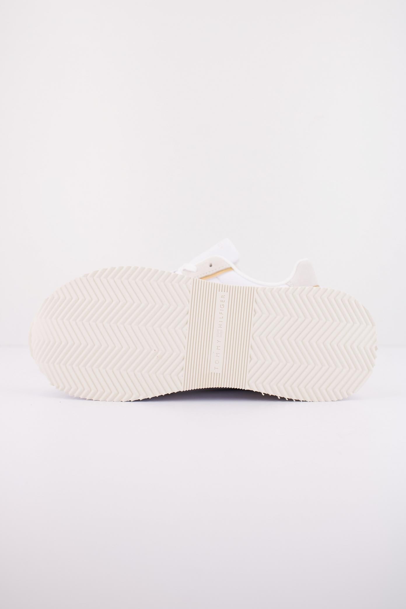 TOMMY HILFIGER LUX MONOGRAM RUNNER en color BLANCO (5)