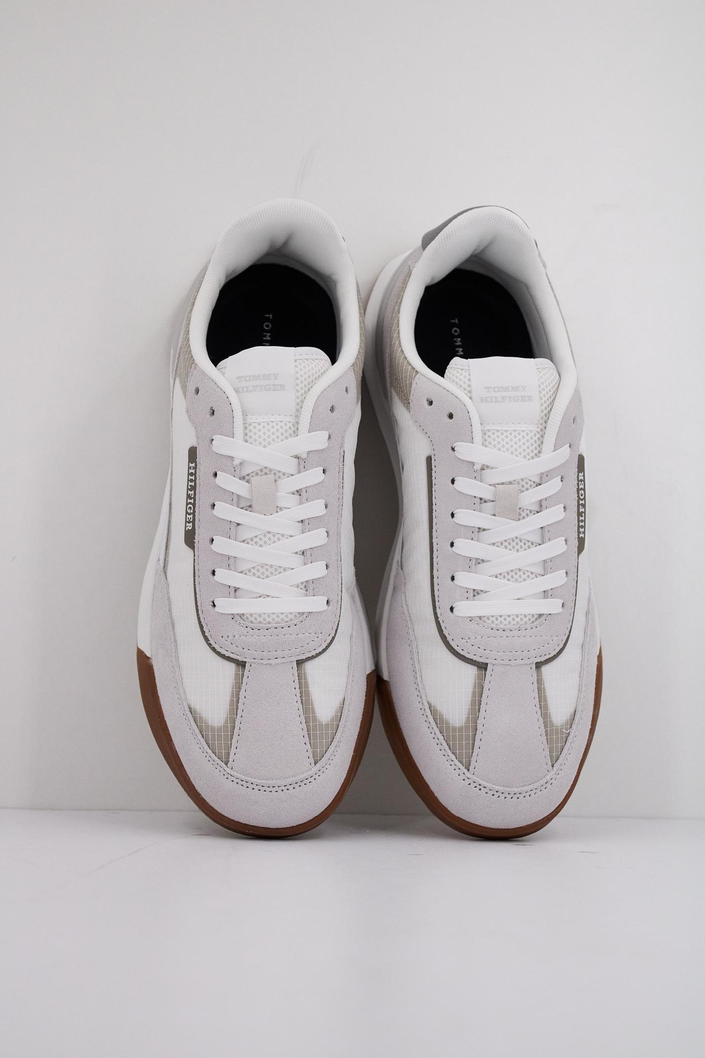 TOMMY HILFIGER RETRO RUNNER SEASONAL en color BLANCO (3)
