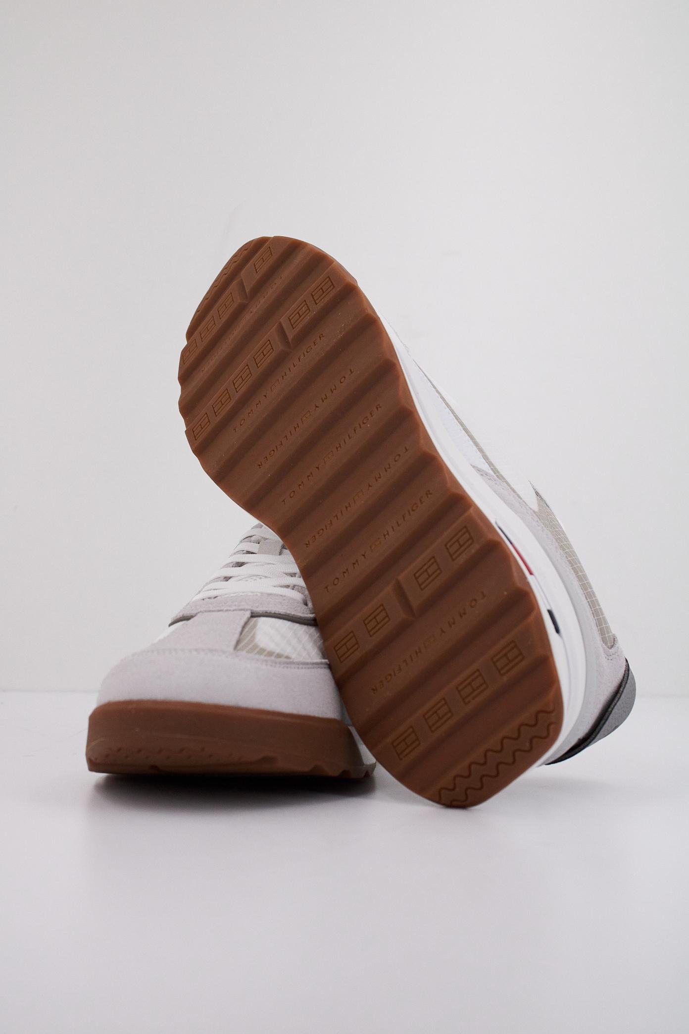 TOMMY HILFIGER RETRO RUNNER SEASONAL en color BLANCO (5)