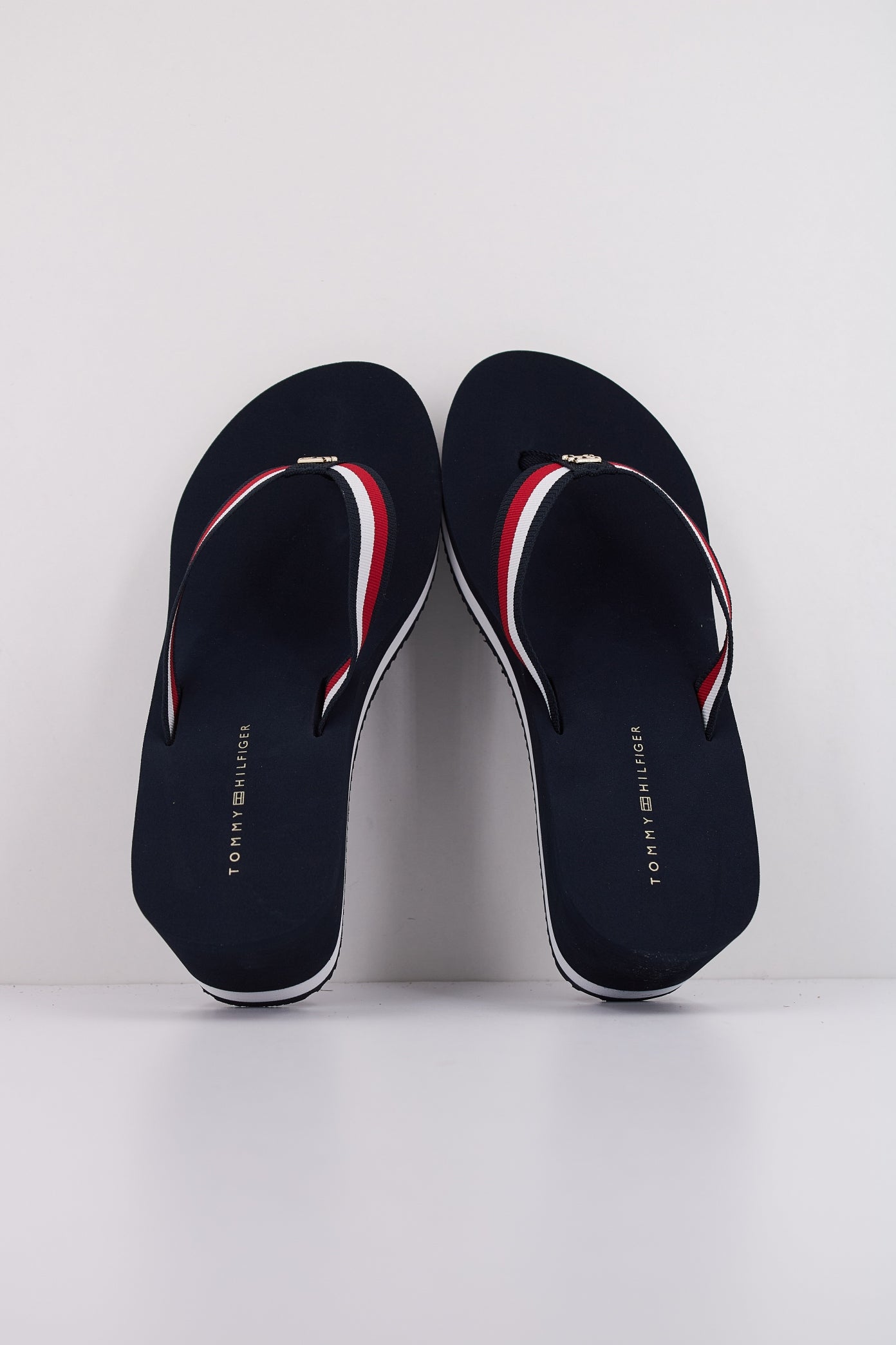 TOMMY HILFIGER CORP MID WEDGE BEACH SAN en color AZUL (3)