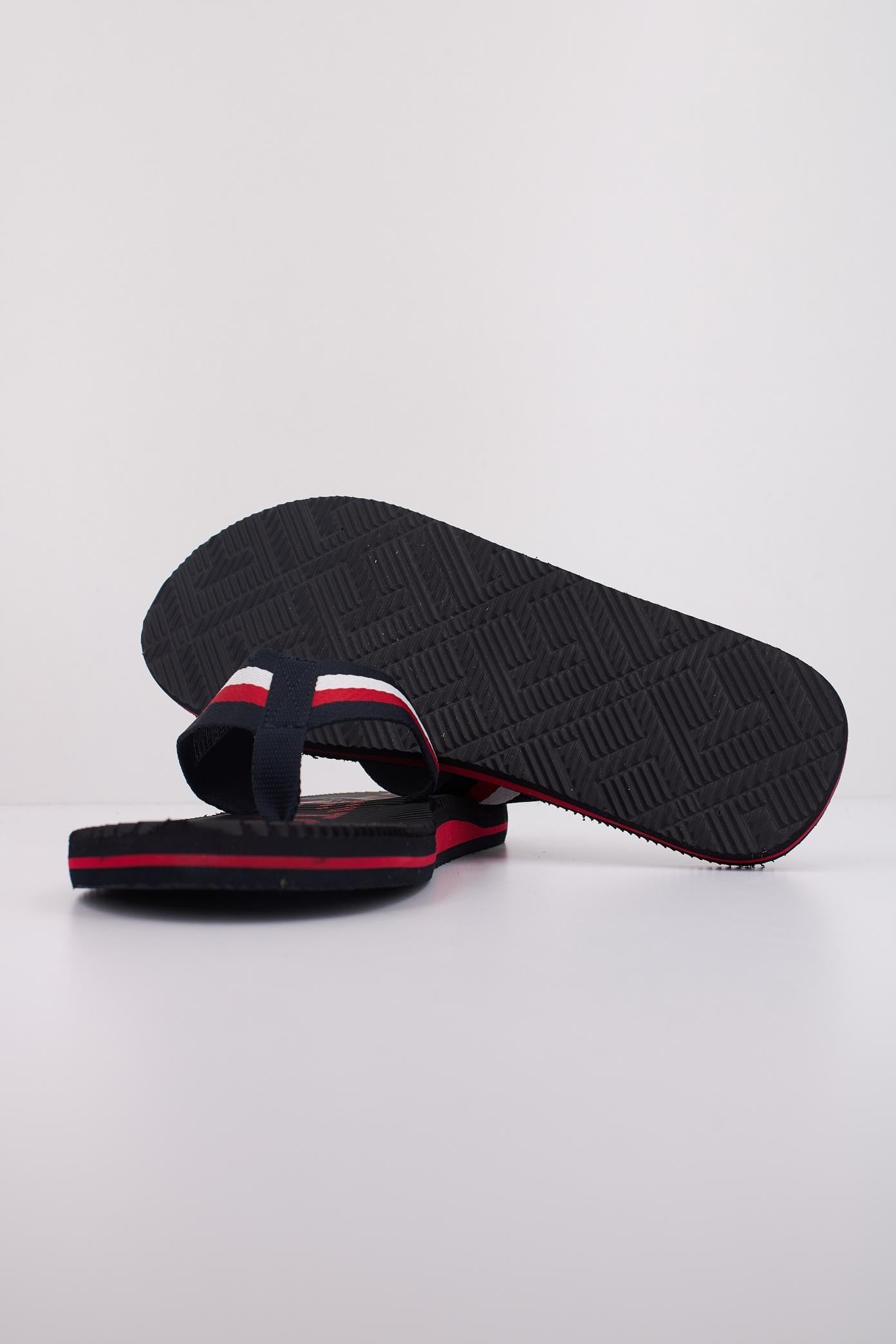 TOMMY HILFIGER FMFM en color NEGRO (5)