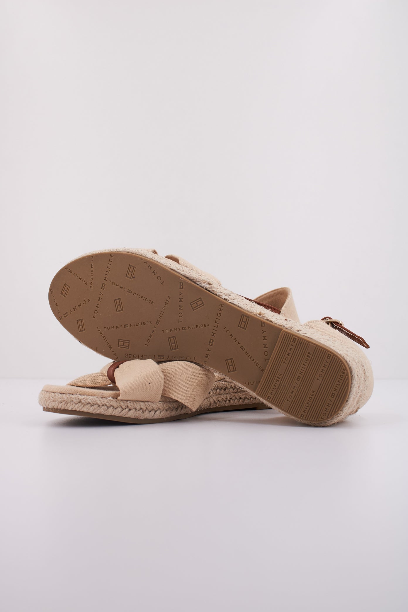 TOMMY HILFIGER TA en color BEIS (5)