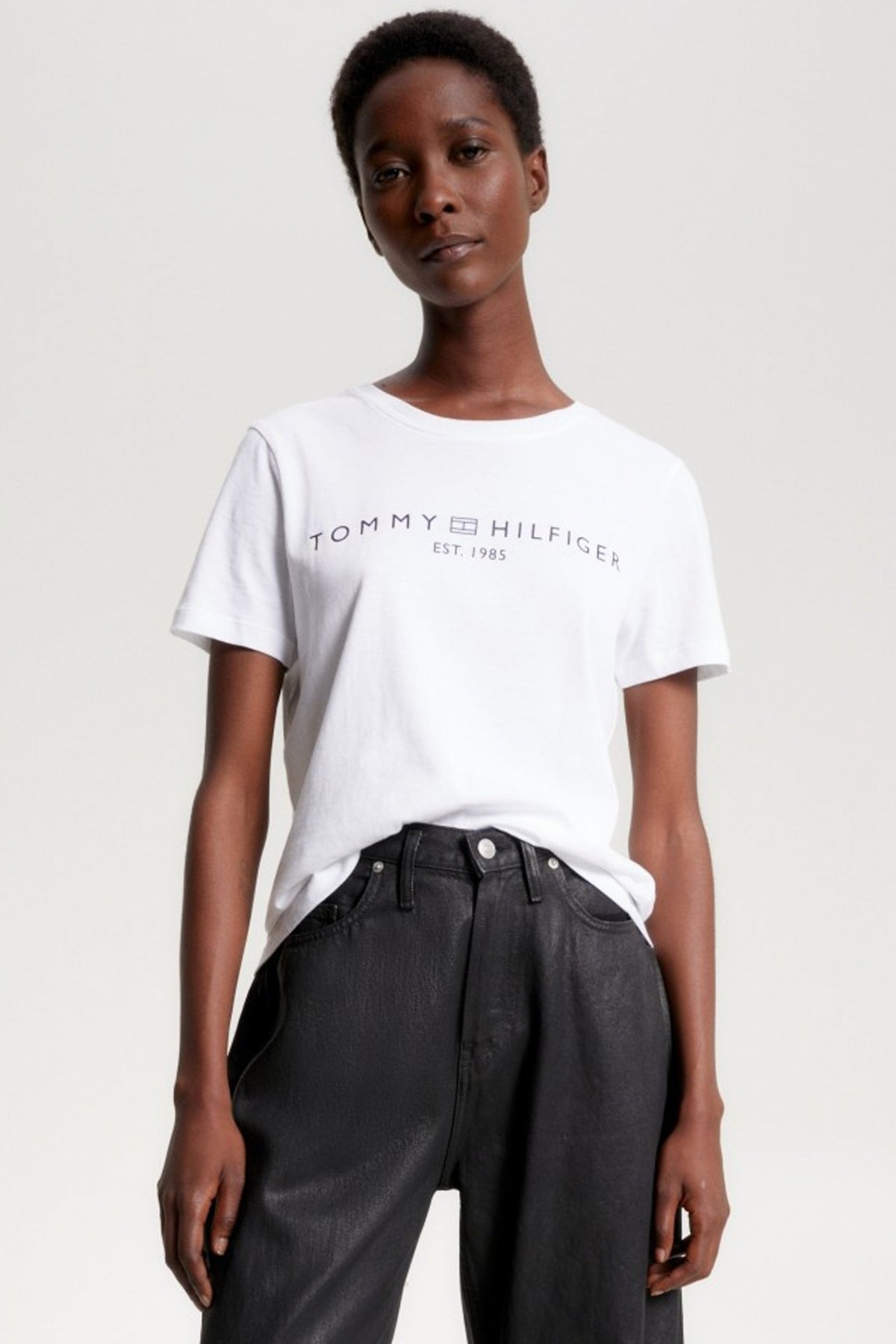 TOMMY HILFIGER REG CORP LOGO C-NK SS en color BLANCO (1)