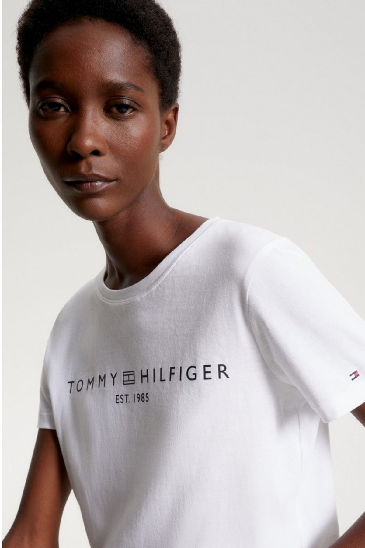 TOMMY HILFIGER REG CORP LOGO C-NK SS en color BLANCO (2)