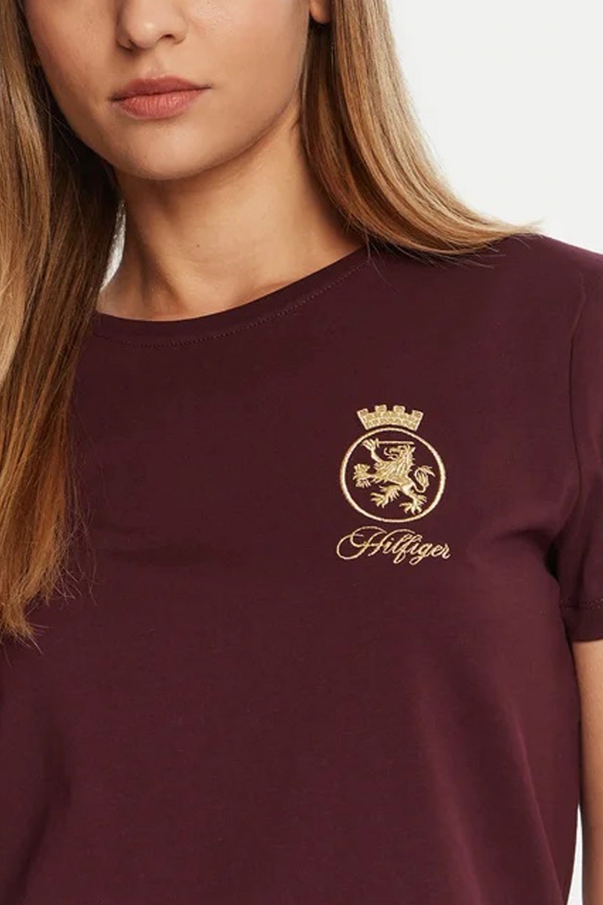 TOMMY HILFIGER GOLD CREST REG SS TEE en color BURDEOS (3)