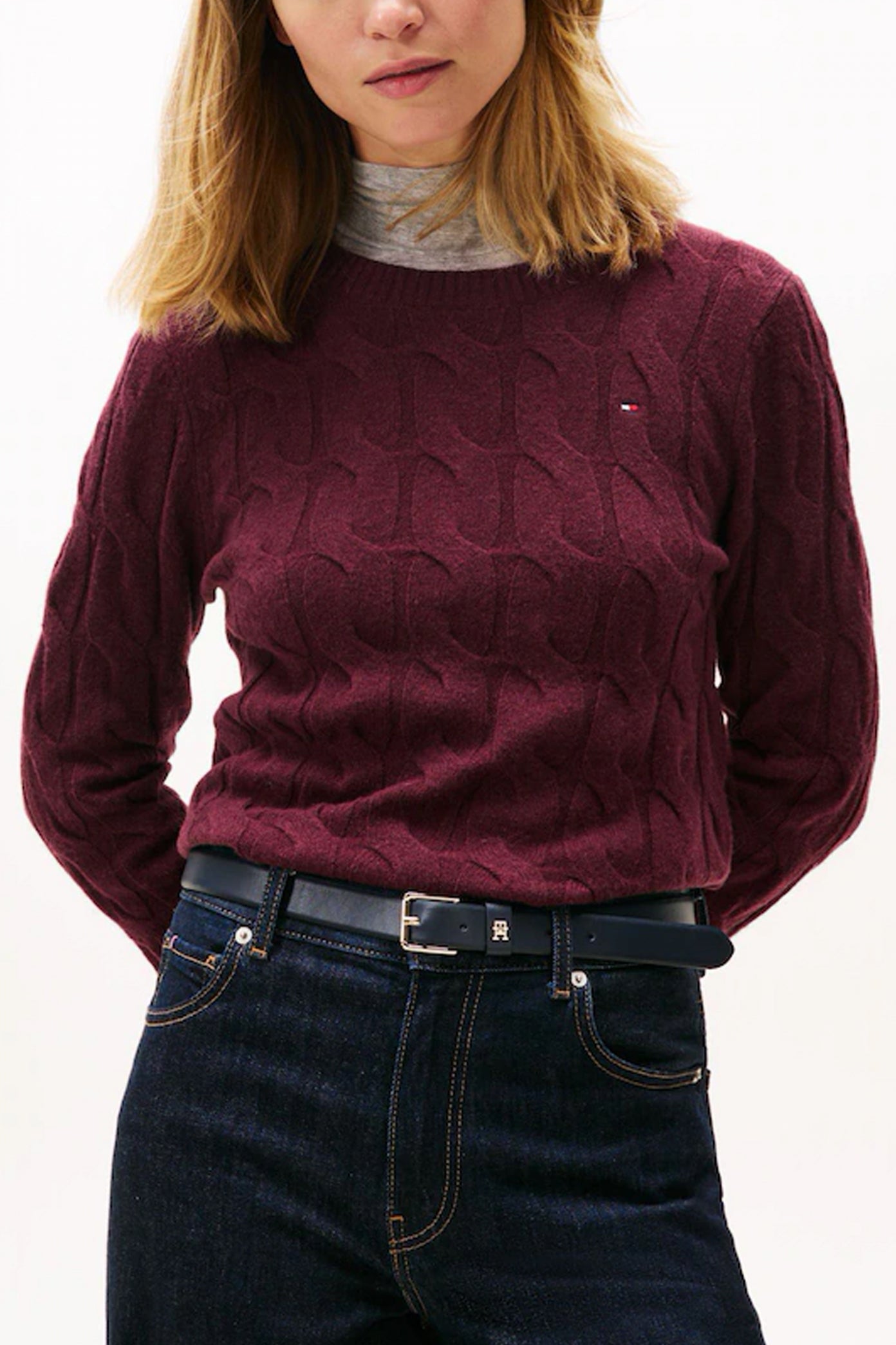 TOMMY HILFIGER SOFT WOOL CABLE C-NK LS en color BURDEOS (1)