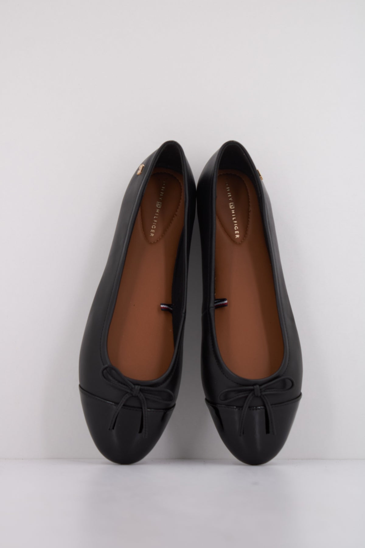 TOMMY HILFIGER PATENT TOE-CAP LTHR BALL en color NEGRO (2)