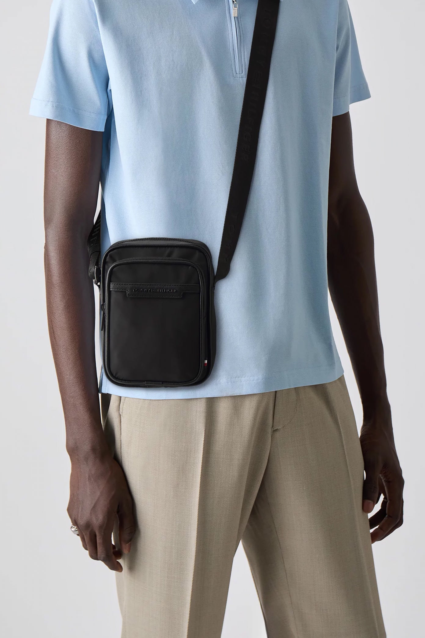 TOMMY HILFIGER AMAM en color NEGRO  (1)