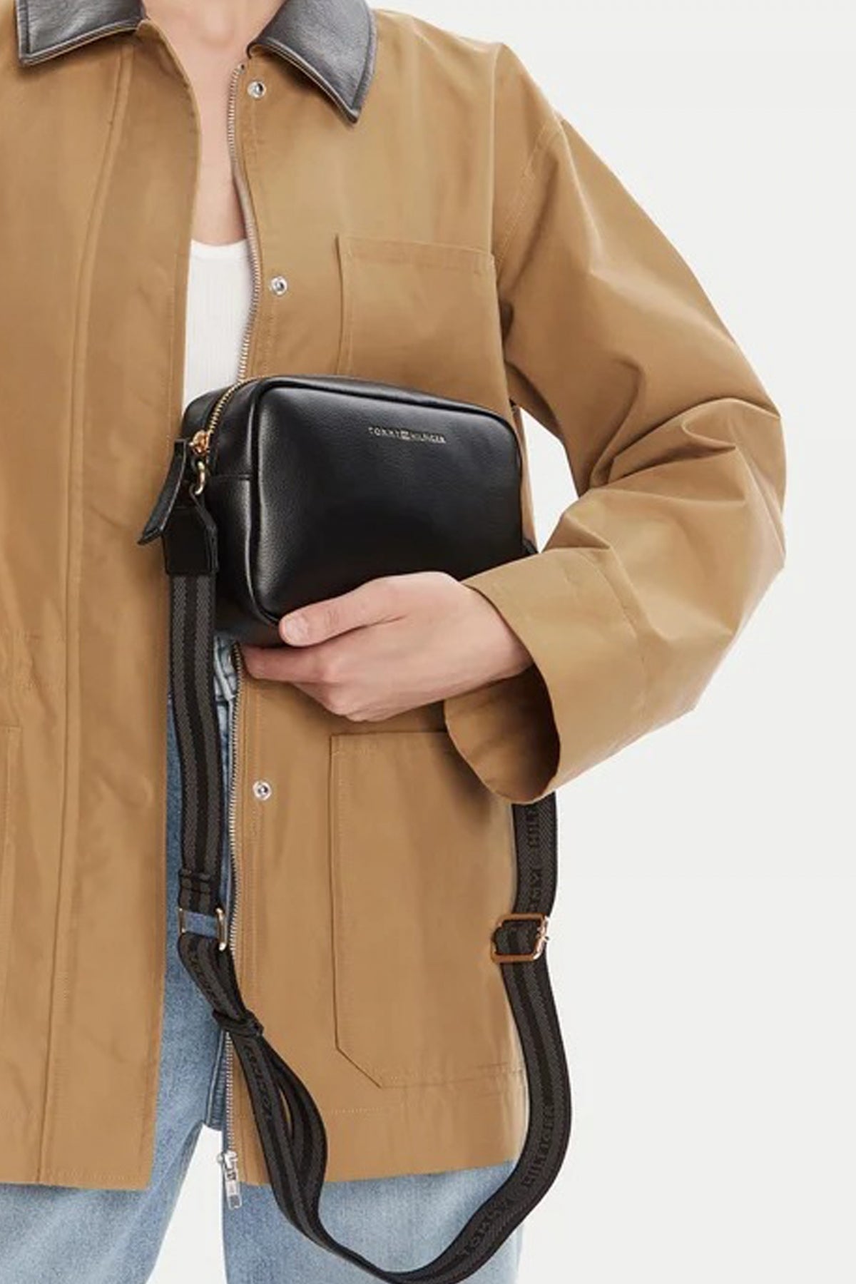 TOMMY HILFIGER TH LOGOTAPE CAMERA BAG en color NEGRO (4)