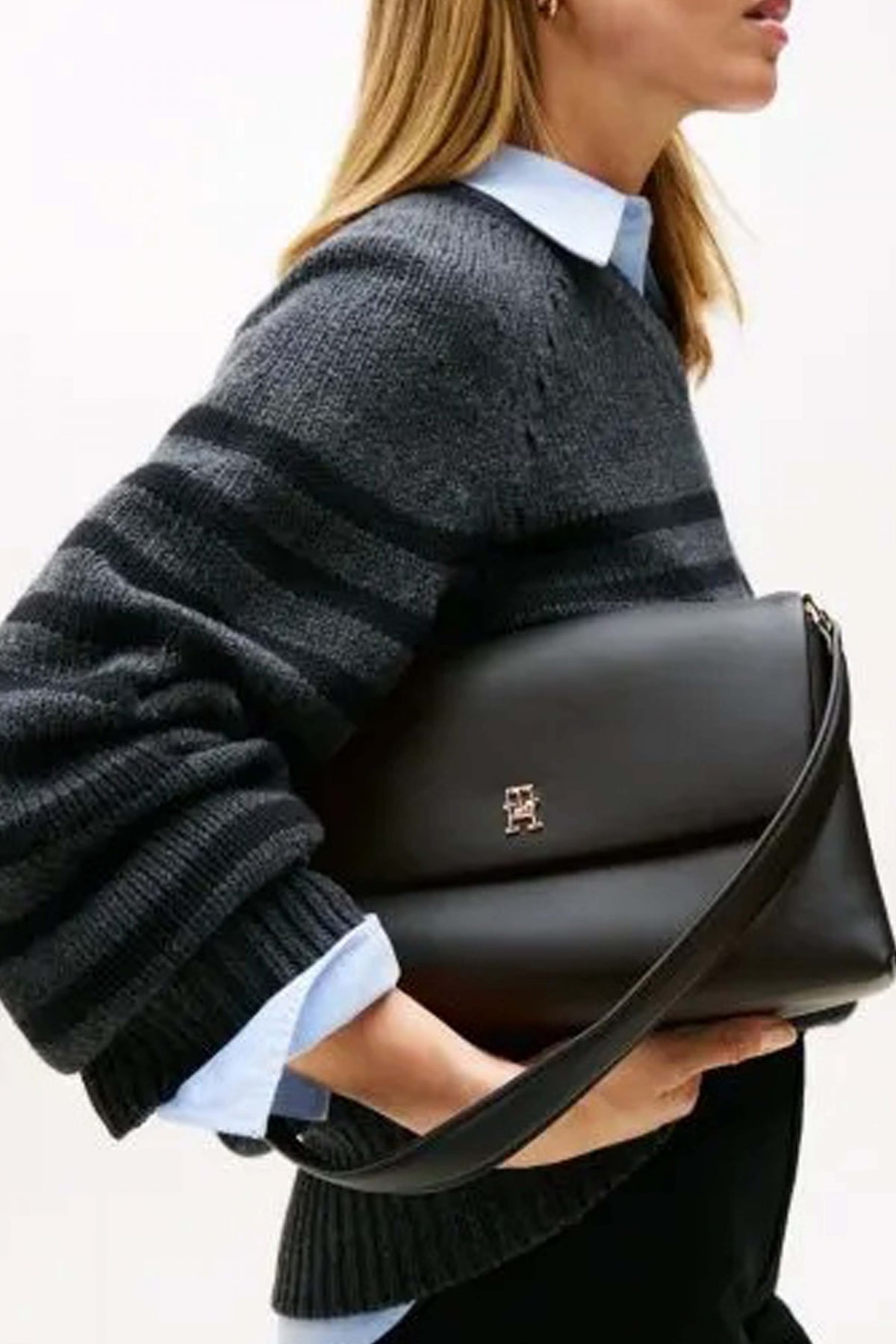 TOMMY HILFIGER TH MODERN ESS SHOULDER B en color NEGRO (4)