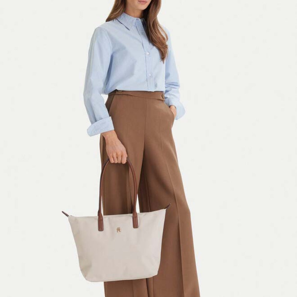 TOMMY HILFIGER POPETTE TOTE en color BEIS (4)