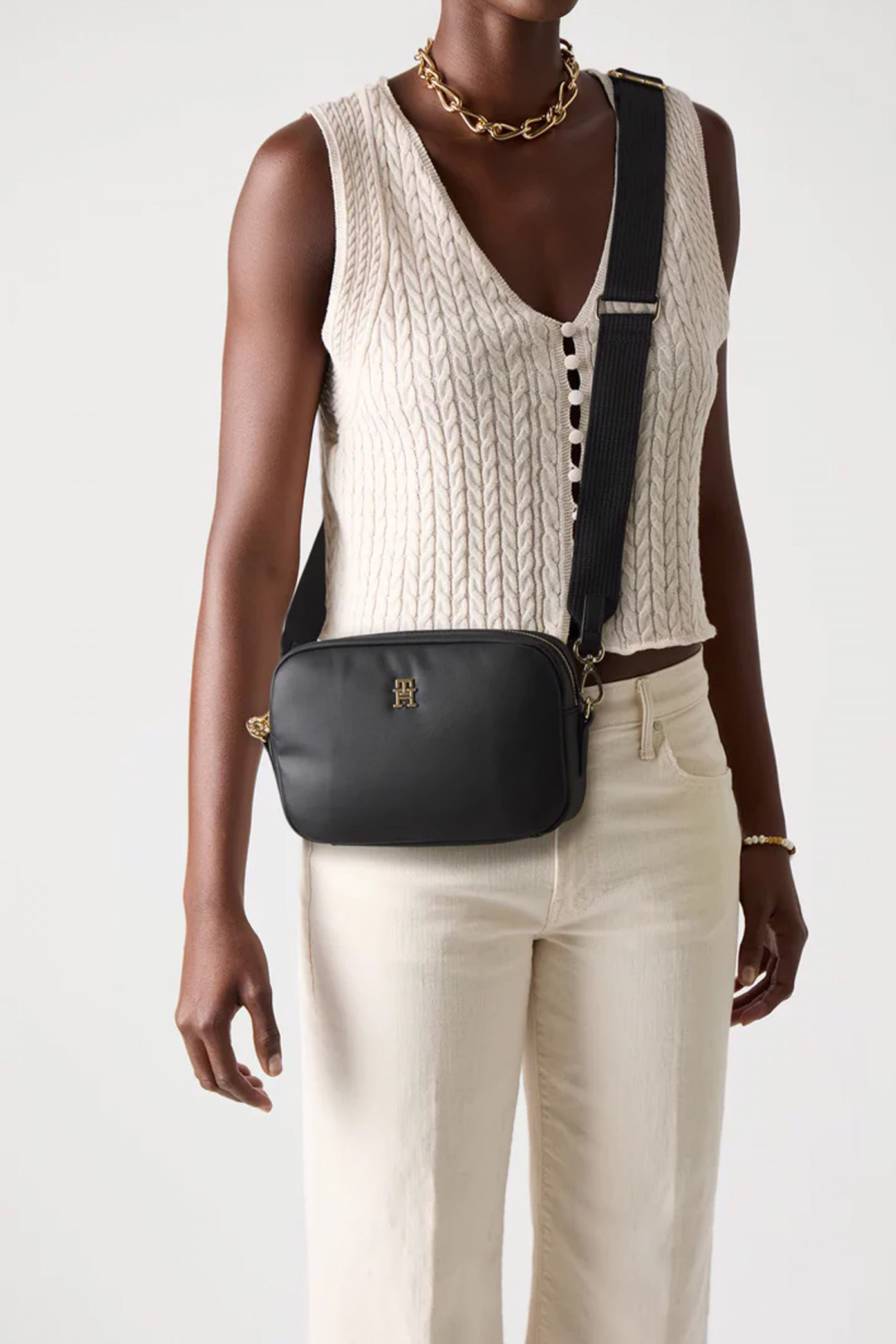 TOMMY HILFIGER POPETTE SOFT CAMERA BAG en color NEGRO (1)