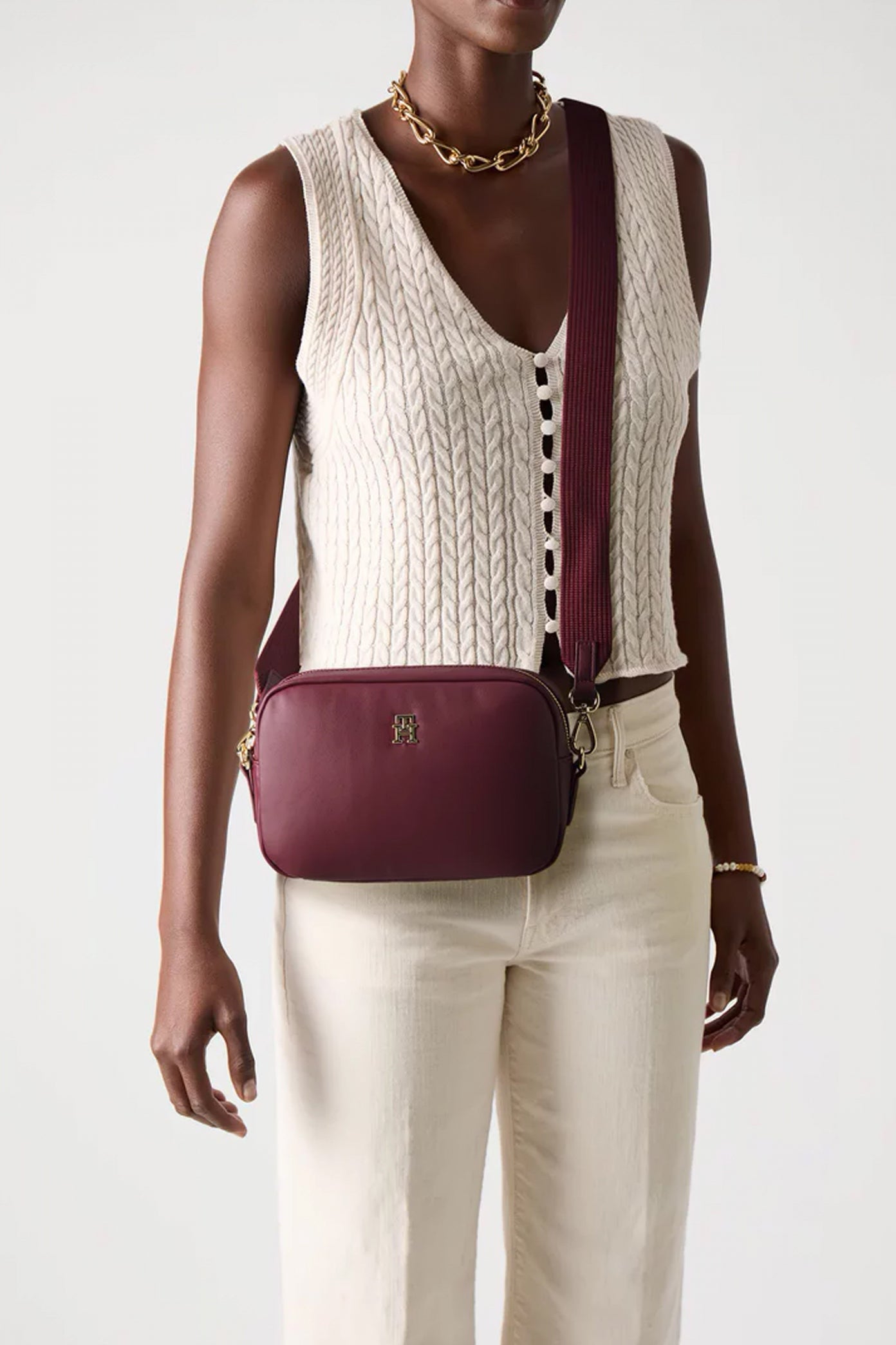 TOMMY HILFIGER POPETTE SOFT CAMERA BAG en color BURDEOS (1)