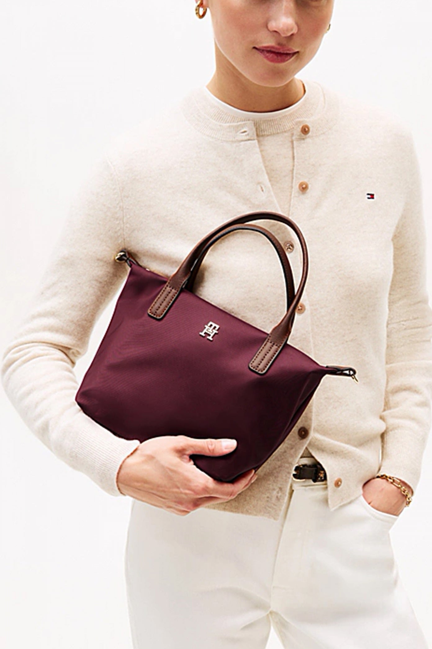 TOMMY HILFIGER POPETTE MINI TOTE en color BURDEOS (1)