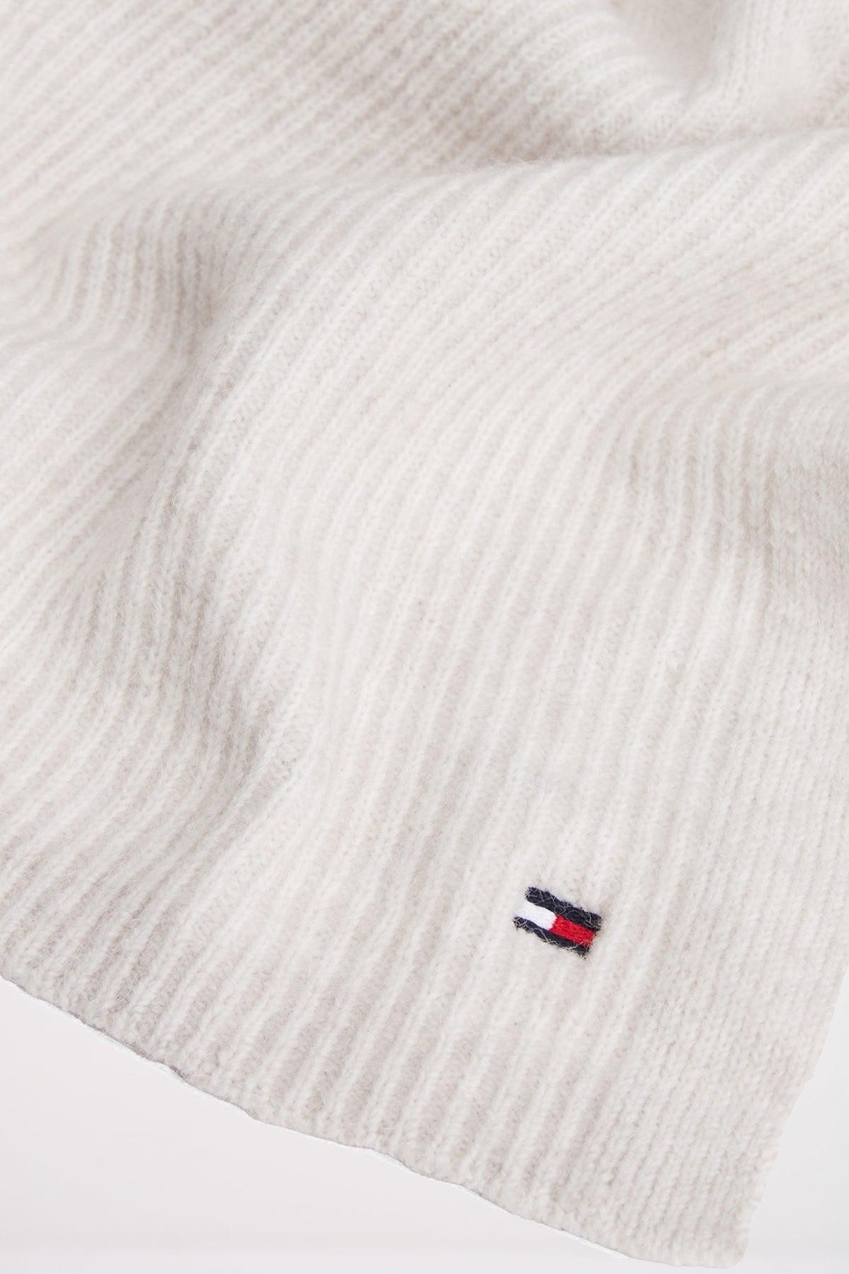 TOMMY HILFIGER TH FLAG FLUFFY SCARF en color GRIS (3)