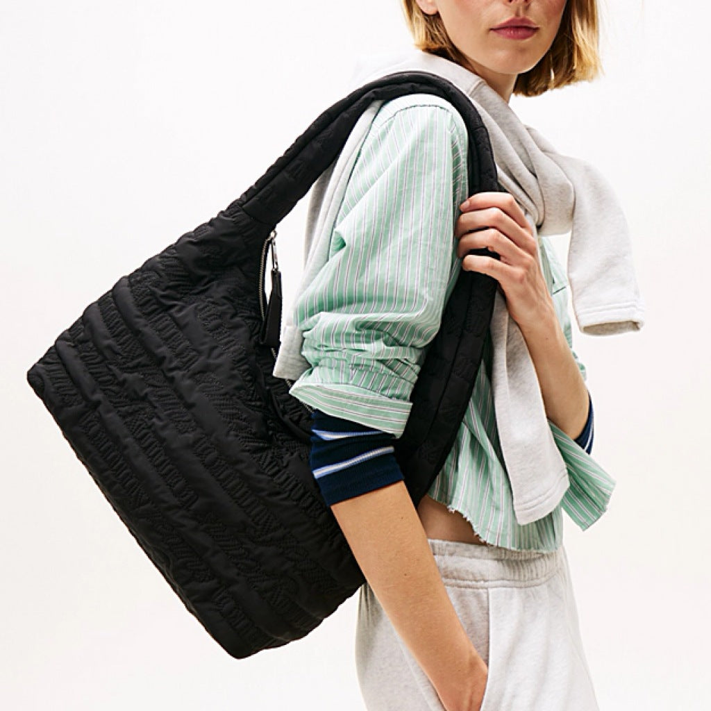 TOMMY JEANS TJW URBAN AOP HOBO en color NEGRO (3)