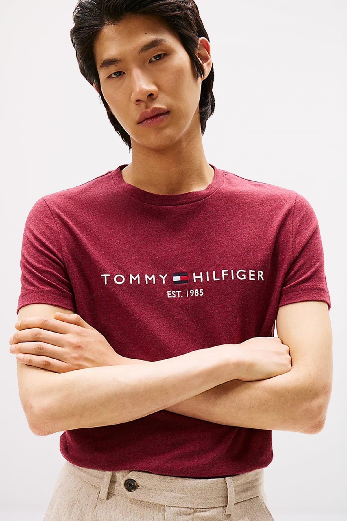 TOMMY HILFIGER TOMMY LOGO TEE en color BURDEOS (1)