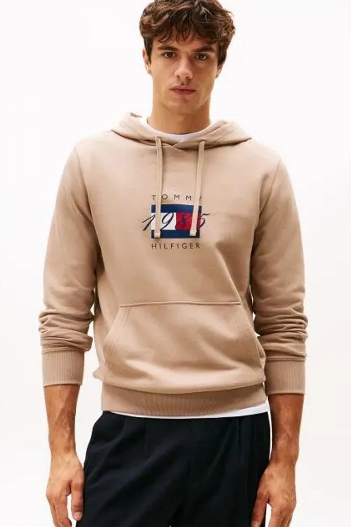 TOMMY HILFIGER LINEAR FLAG GRAPHIC HOOD en color MARRON CLARO (1)