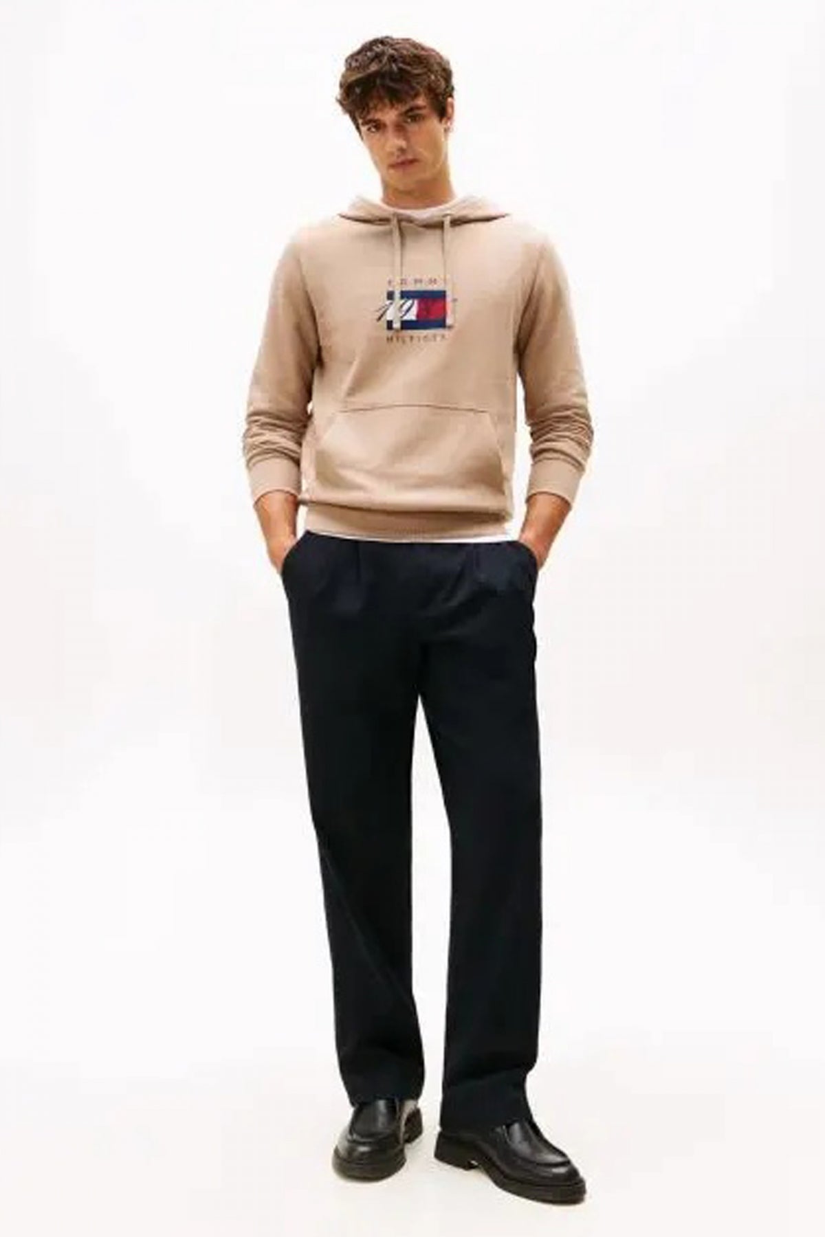 TOMMY HILFIGER LINEAR FLAG GRAPHIC HOOD en color MARRON CLARO (4)