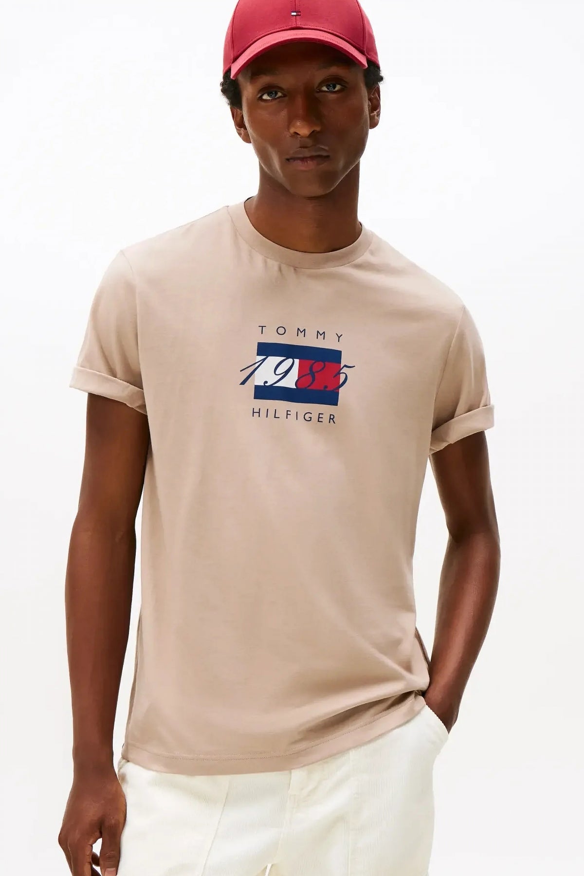 TOMMY HILFIGER LINEAR FLAG GRAPHIC TEE en color BEIS (1)