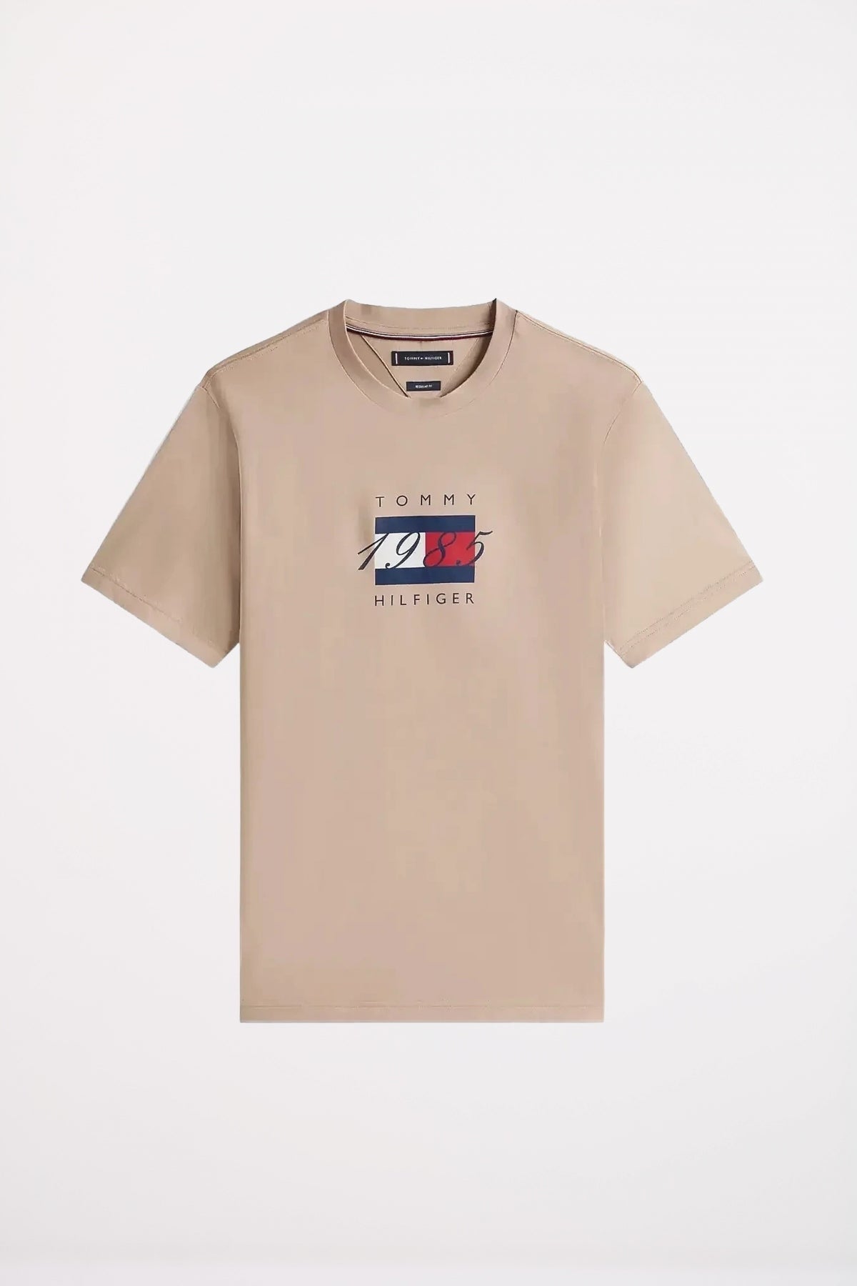 TOMMY HILFIGER LINEAR FLAG GRAPHIC TEE en color BEIS (2)