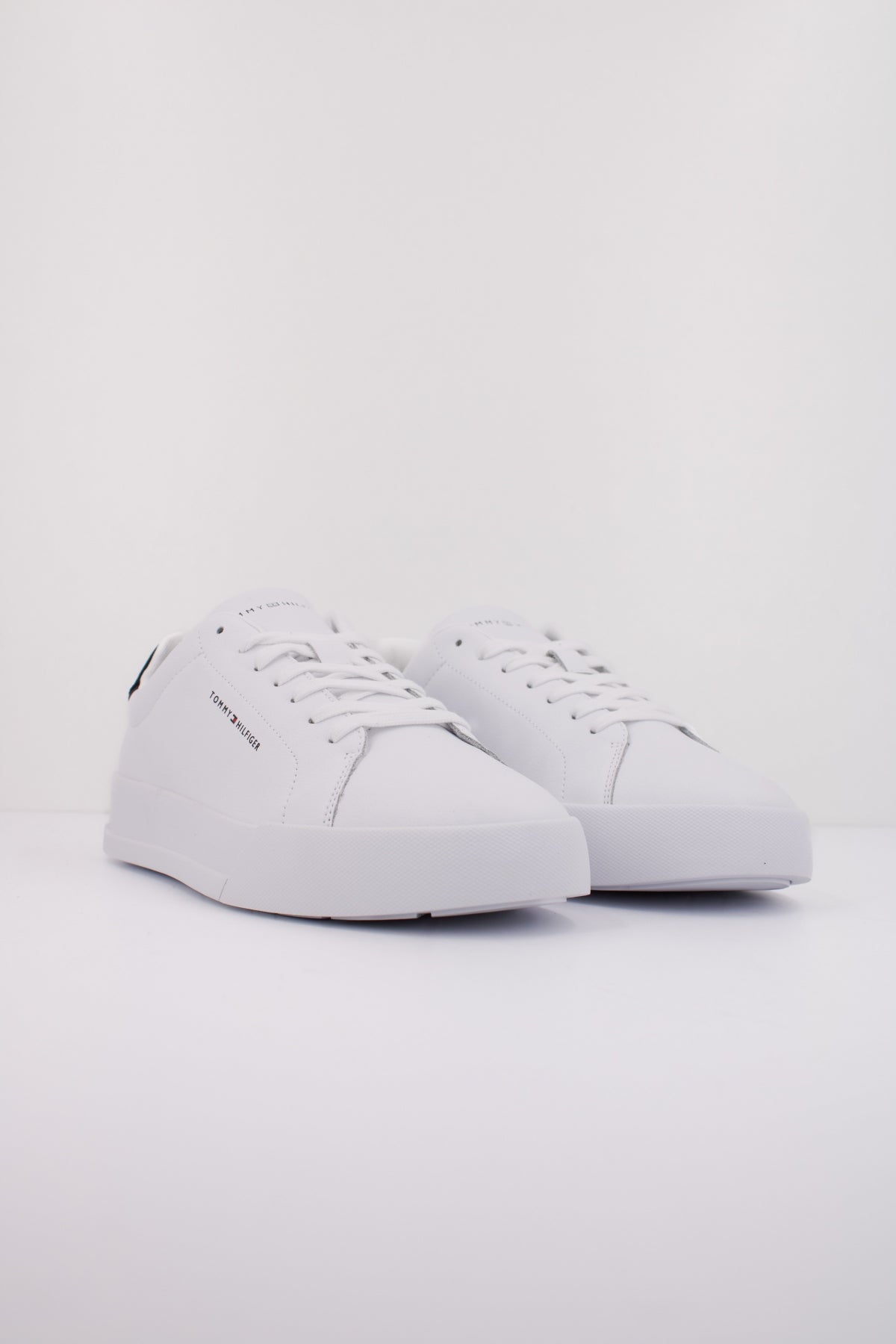 TOMMY HILFIGER FMFM en color BLANCO (2)