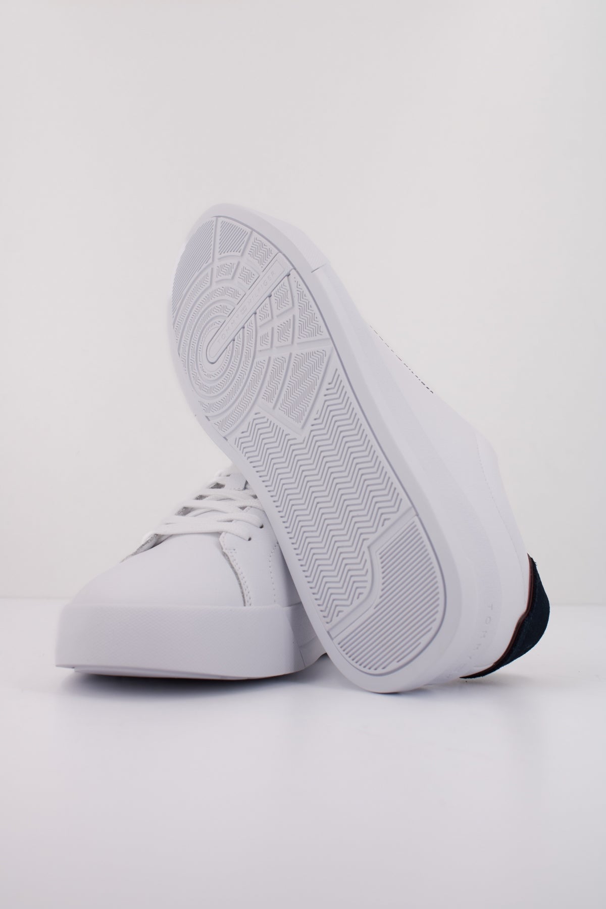 TOMMY HILFIGER FMFM en color BLANCO (5)
