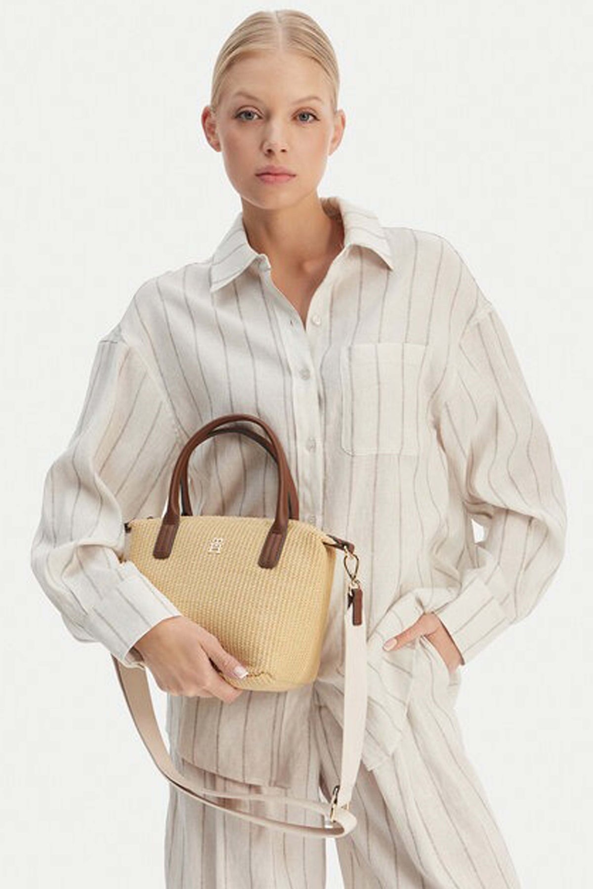 TOMMY HILFIGER AWAW en color MARRON CLARO (1)