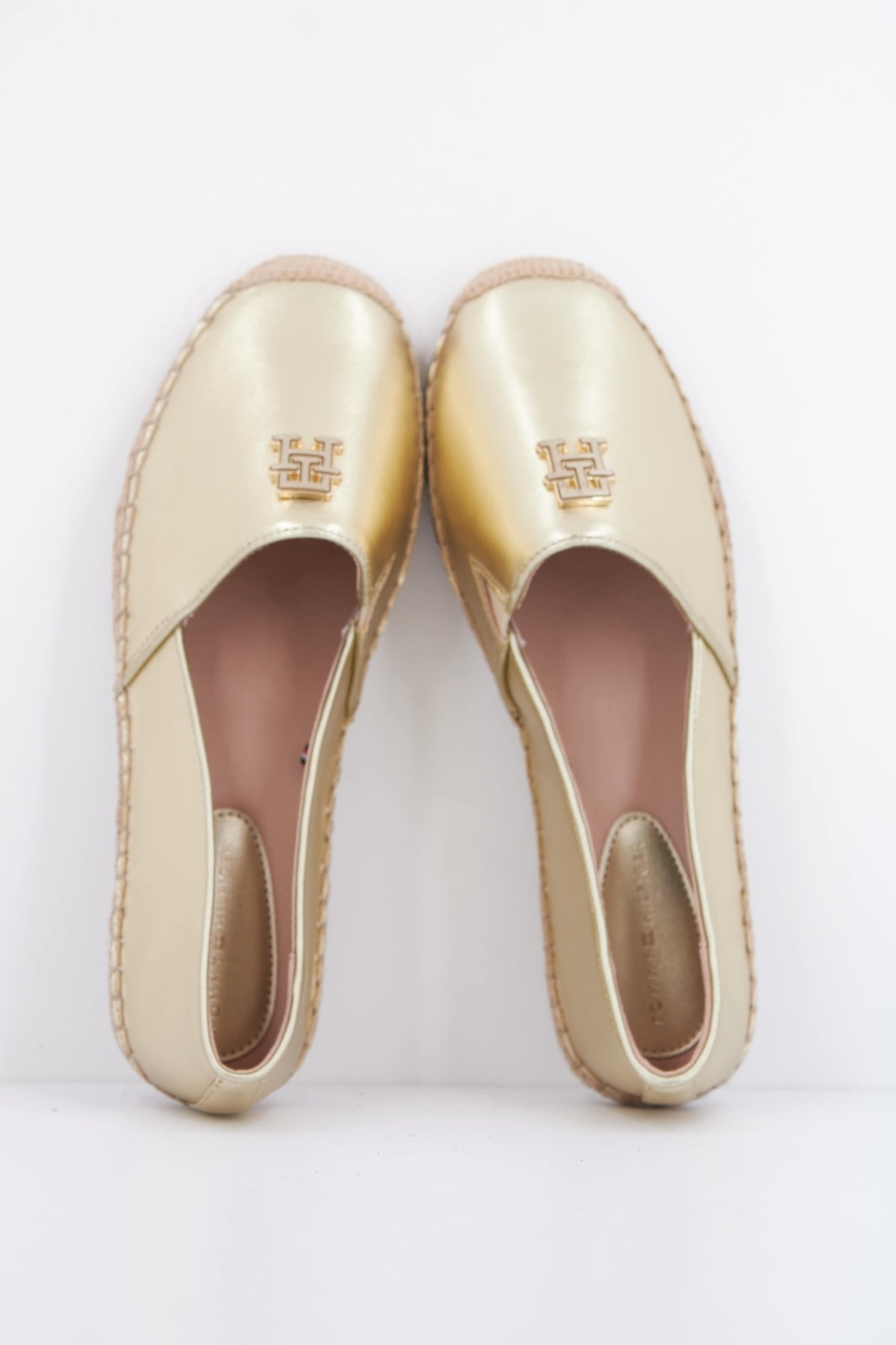 TOMMY HILFIGER TH LOGO en color ORO (3)