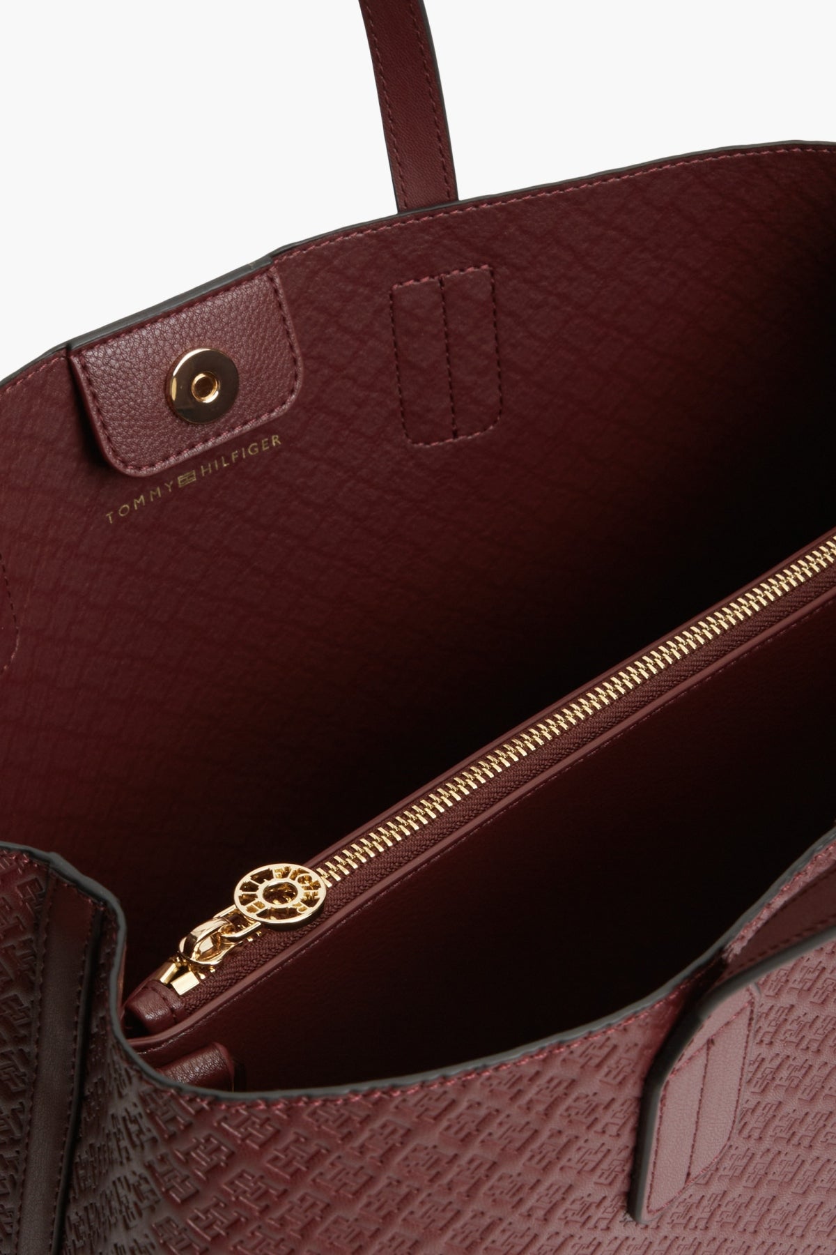 TOMMY HILFIGER AWAW TH ICON SATCHEL MONO en color BURDEOS (3)