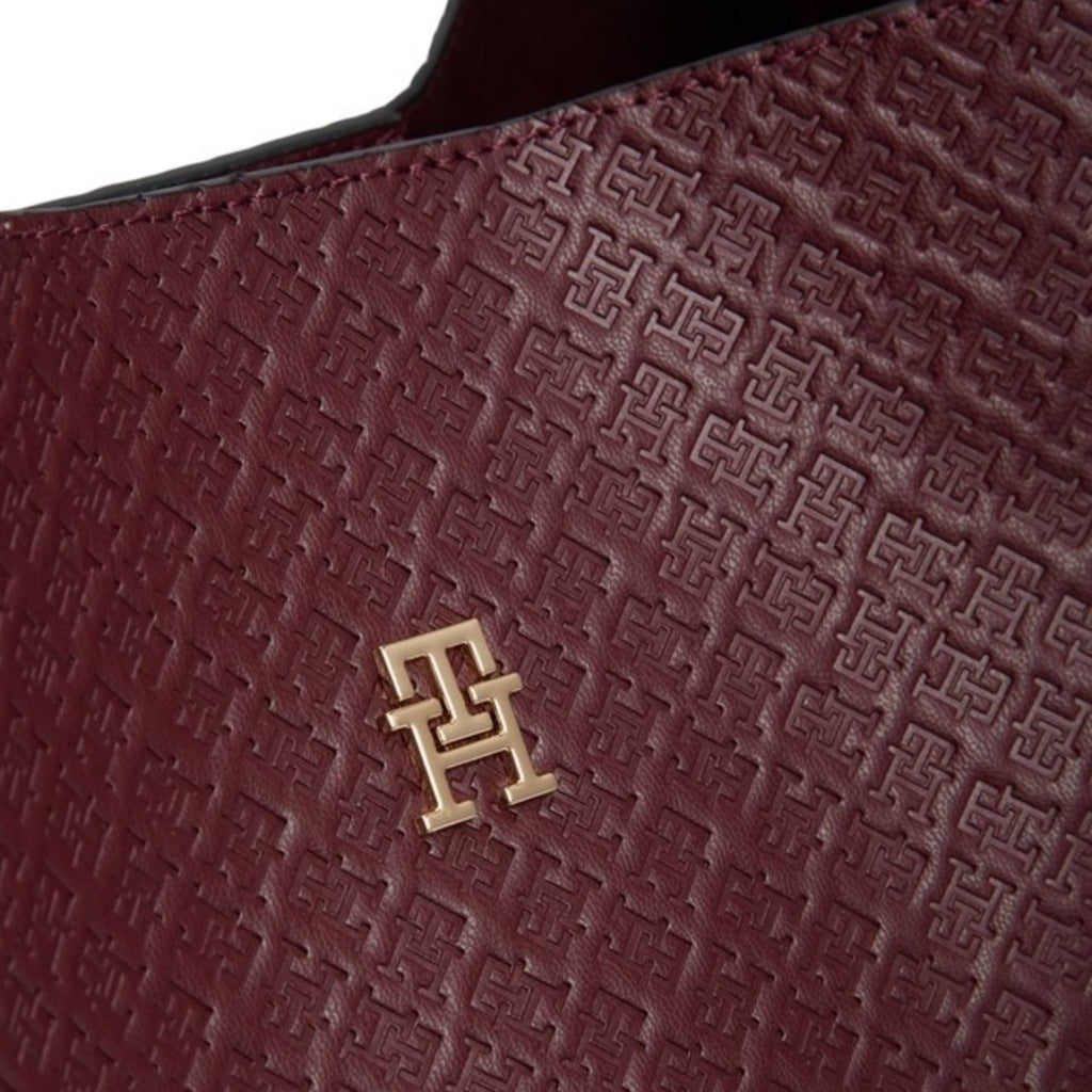 TOMMY HILFIGER AWAW TH ICON SHOULDER BAG MON en color BURDEOS (5)