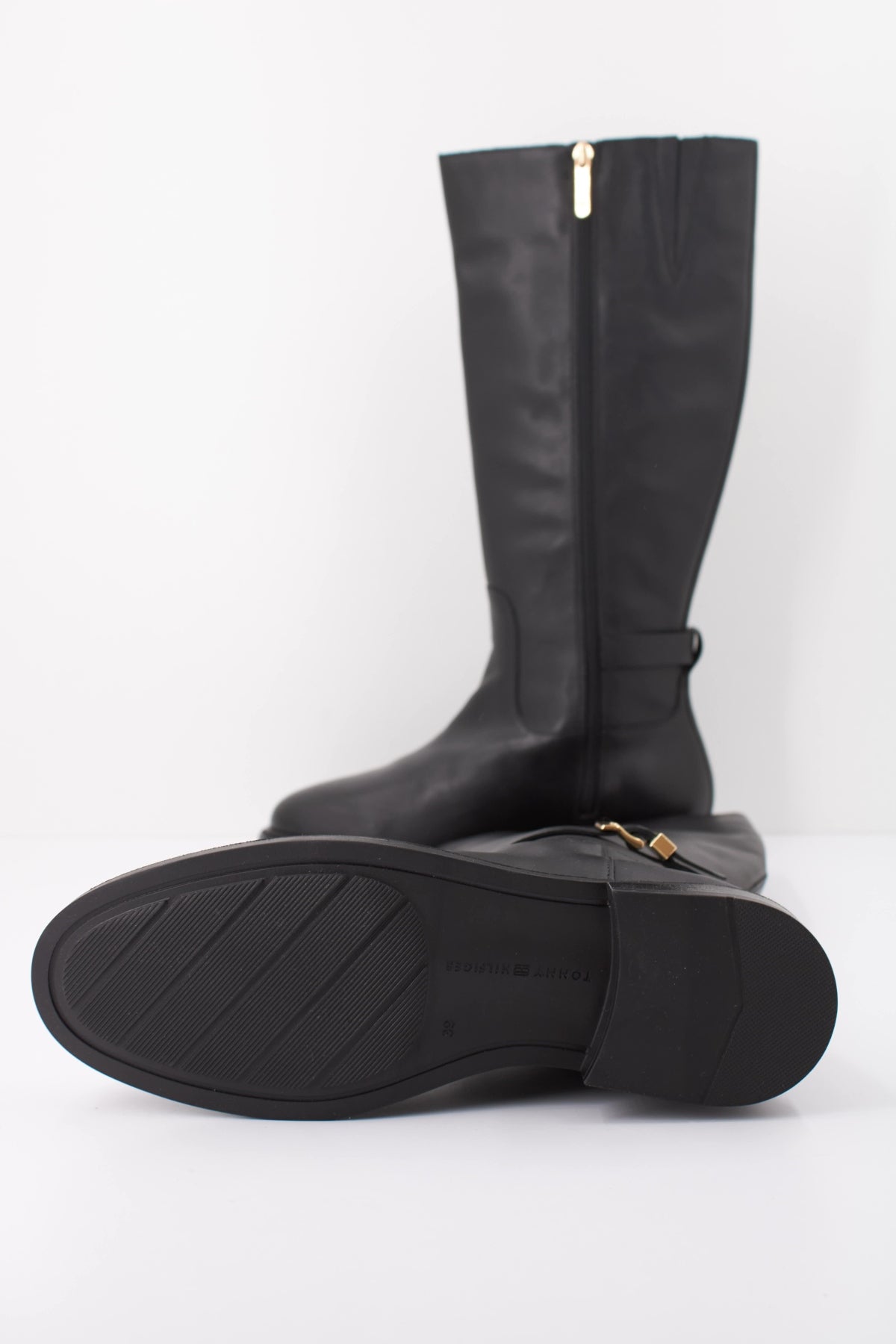 TOMMY HILFIGER FWFW BUCKLE LEATHER KNEE BOOT en color NEGRO (5)