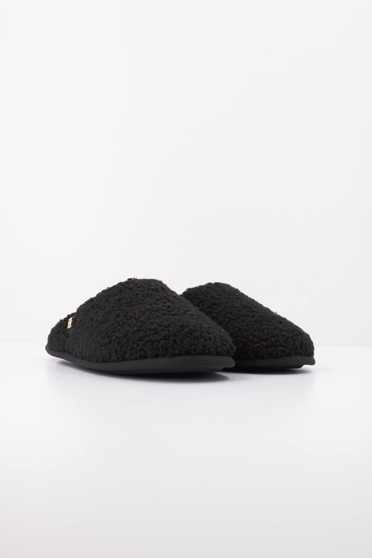 TOMMY HILFIGER FWFW TH HOUSE SHOES en color NEGRO (2)