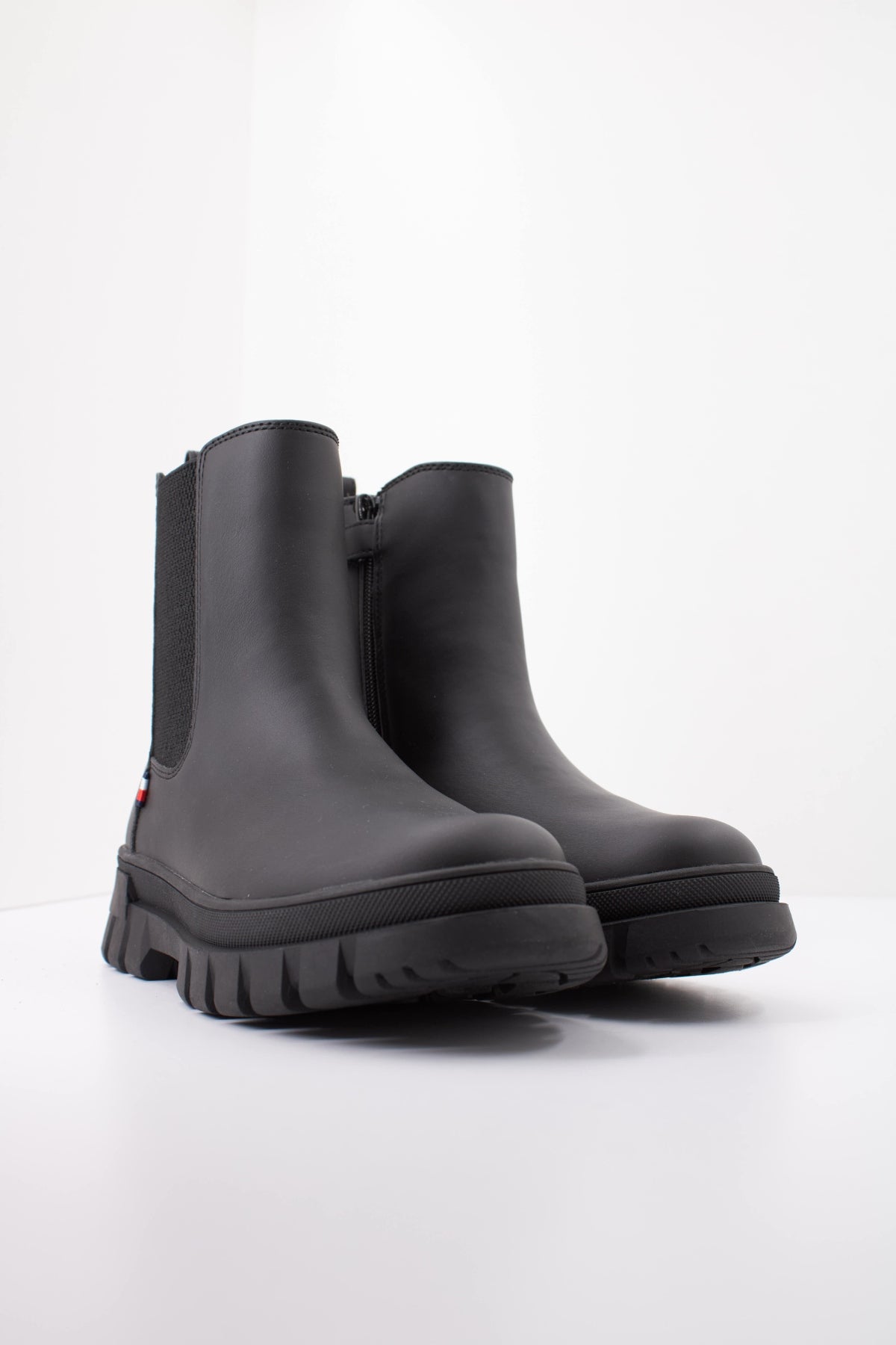 TOMMY HILFIGER CHELSEA BOOT en color NEGRO (2)