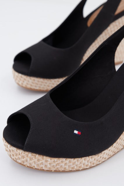 TOMMY HILFIGER ICONIC ELENA BASIC SLING en color NEGRO (2)
