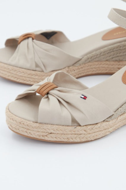 TOMMY HILFIGER BASIC OPEN TOE MID WEDGE en color BEIS (2)