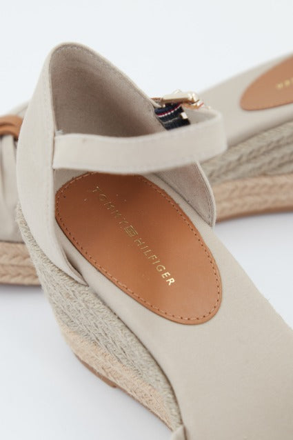 TOMMY HILFIGER BASIC OPEN TOE MID WEDGE en color BEIS (3)