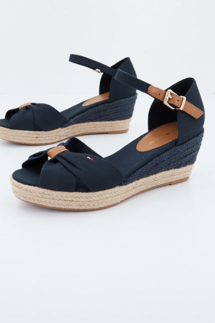 TOMMY HILFIGER BASIC OPEN TOE MID WEDGE en color AZUL (1)