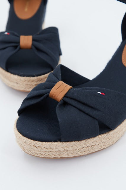 TOMMY HILFIGER BASIC OPEN TOE MID WEDGE en color AZUL (3)