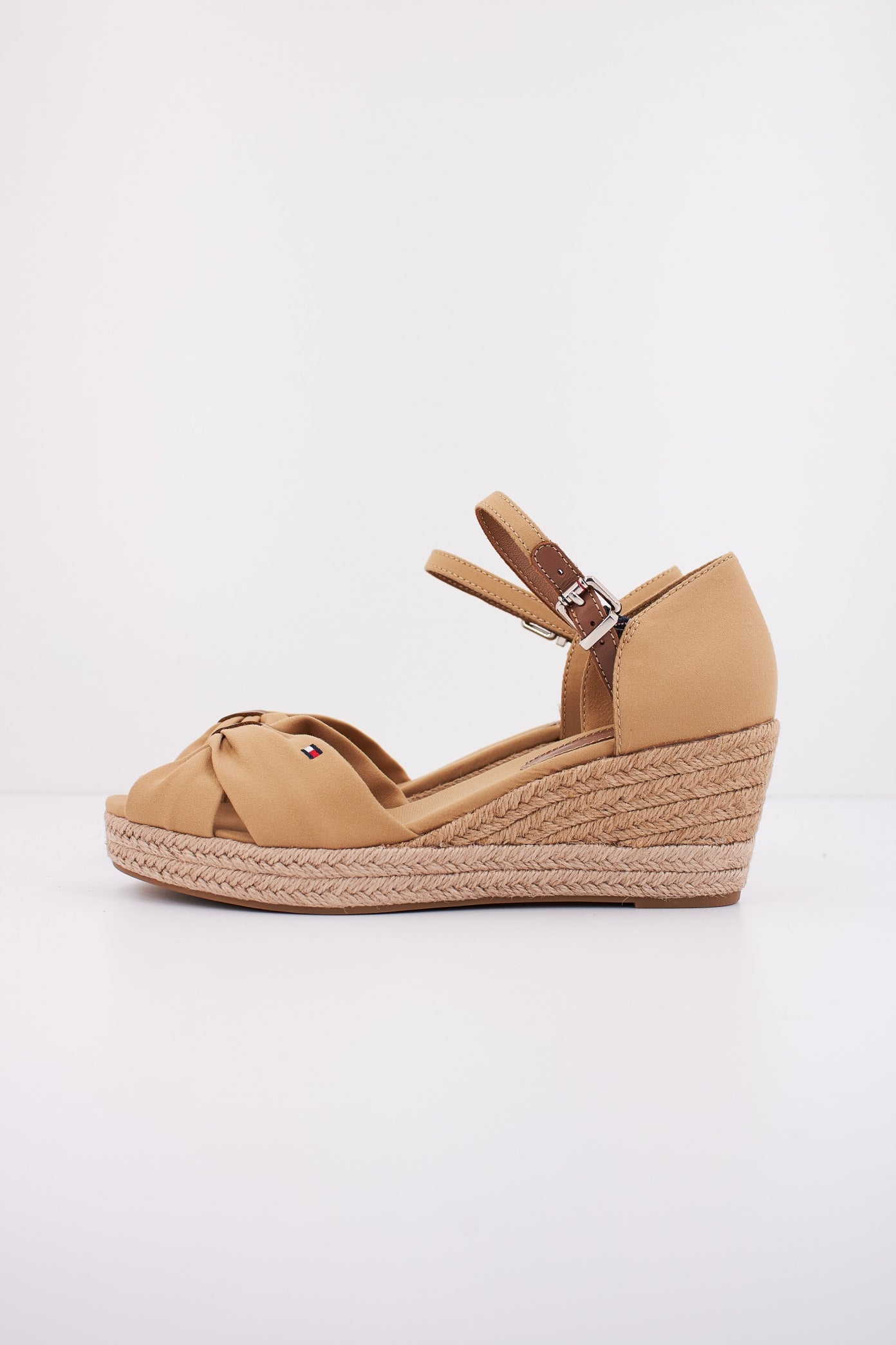 TOMMY HILFIGER BASIC OPEN TOE MID WEDGE en color MARRON CLARO (1)