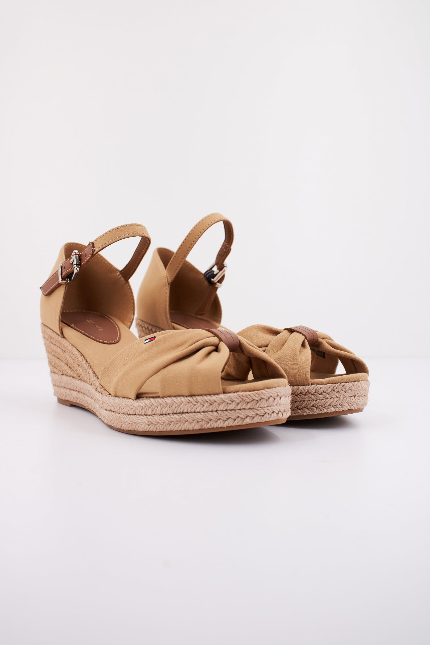 TOMMY HILFIGER BASIC OPEN TOE MID WEDGE en color MARRON CLARO (2)