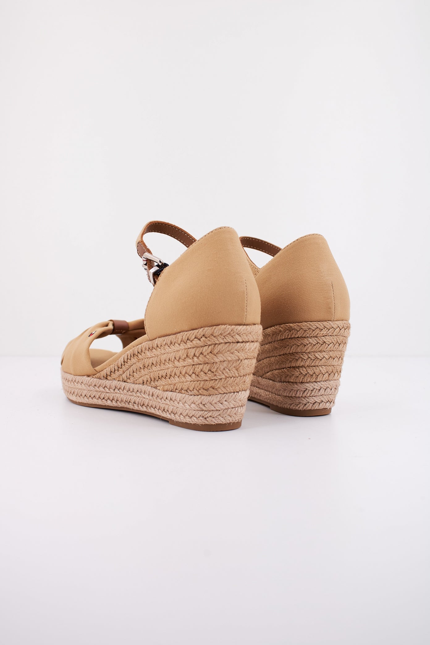TOMMY HILFIGER BASIC OPEN TOE MID WEDGE en color MARRON CLARO (3)