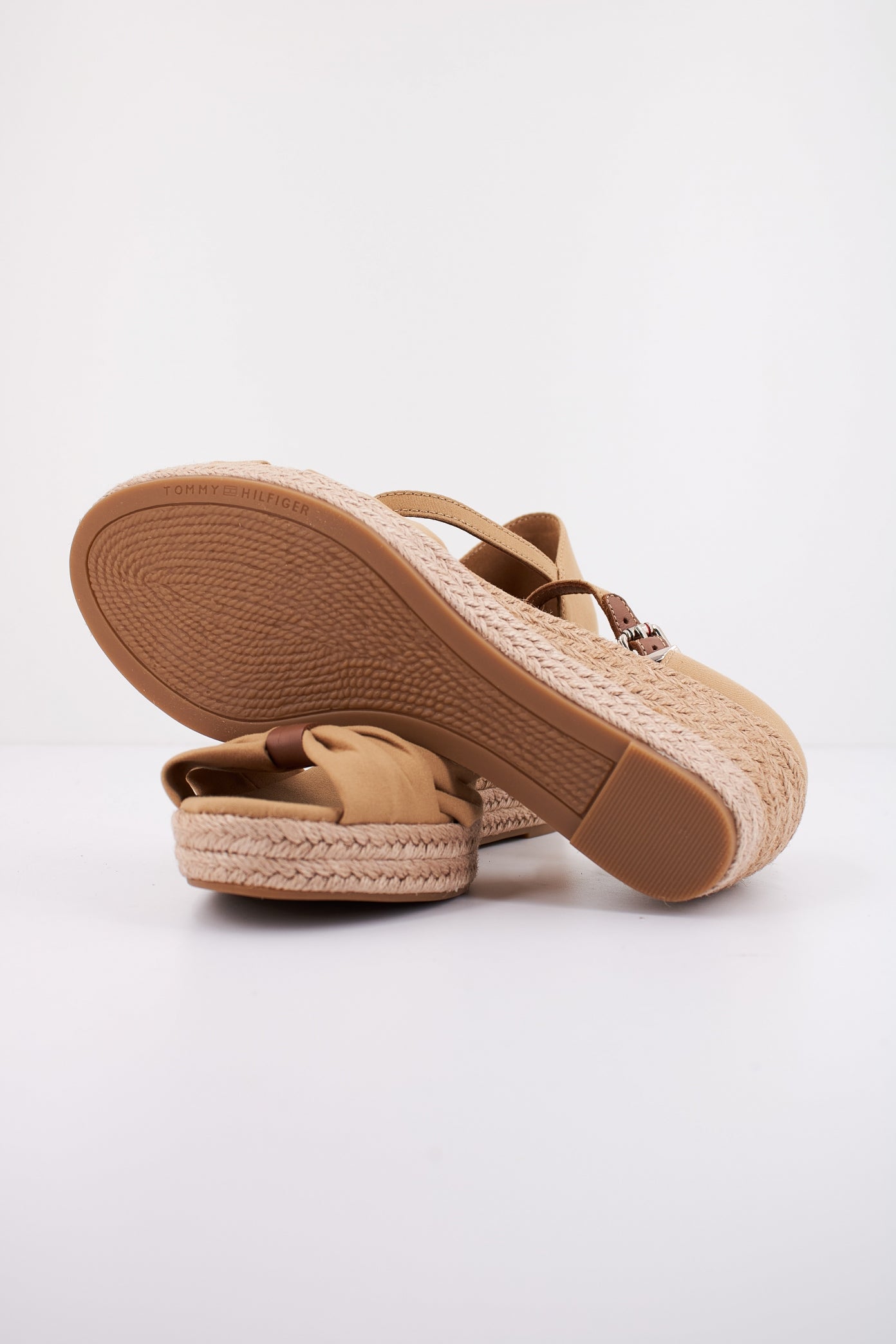 TOMMY HILFIGER BASIC OPEN TOE MID WEDGE en color MARRON CLARO (4)