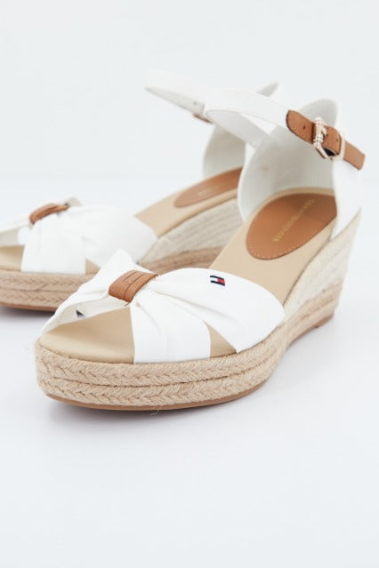 TOMMY HILFIGER BASIC OPEN TOE MID WEDGE en color BLANCO (1)