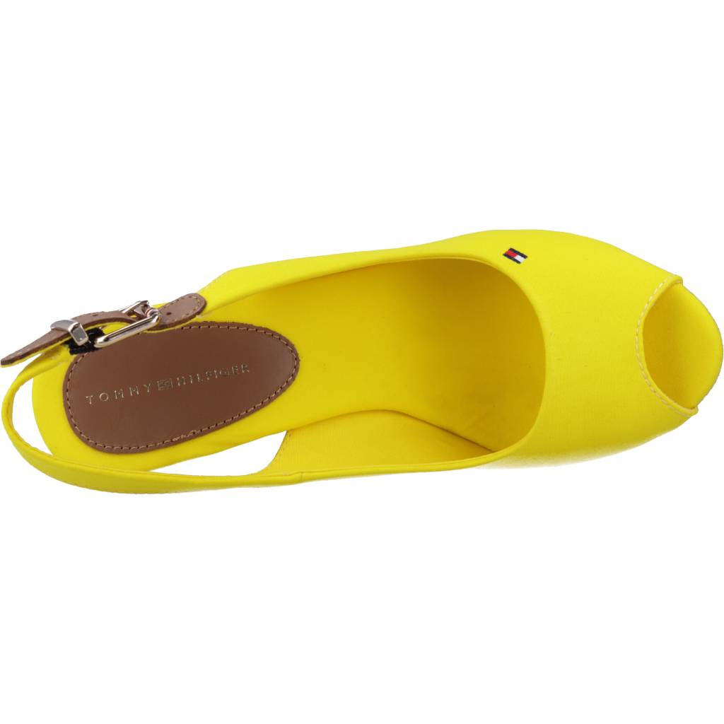 TOMMY HILFIGER ICONIC ELENA SLING BACK en color AMARILLO (7)
