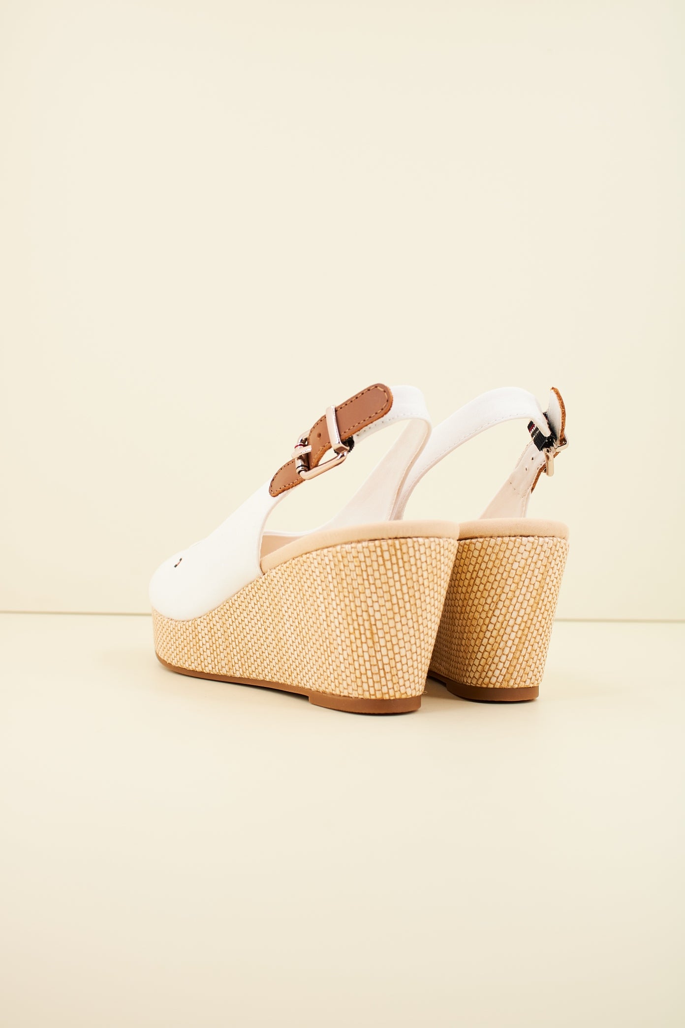 TOMMY HILFIGER ICONIC ELBA SLING BACK W en color BLANCO (3)