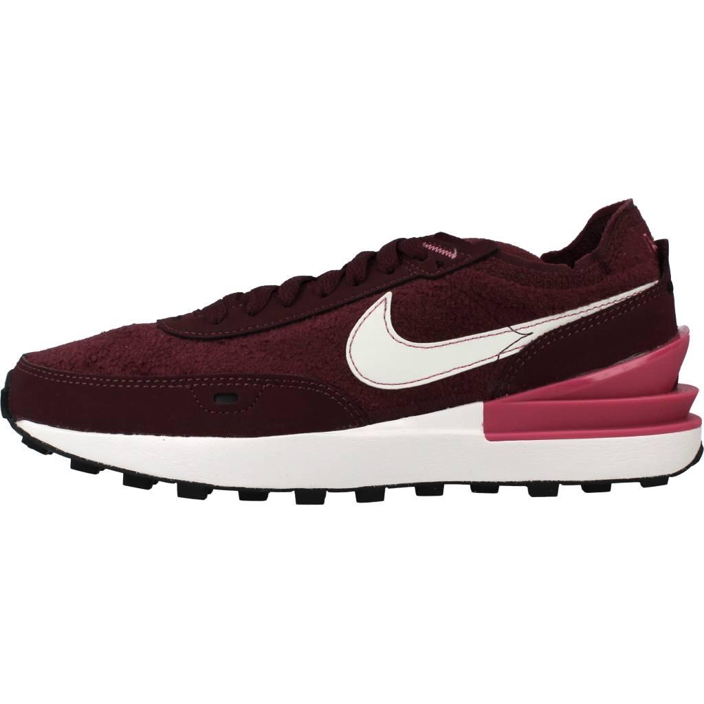 NIKE WAFFLE ONE SE WOMEN'S en color BURDEOS (2)